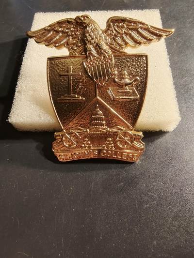 老王徽章第164期 -  美国圣约翰大学预备军官团学员兵大檐帽帽徽