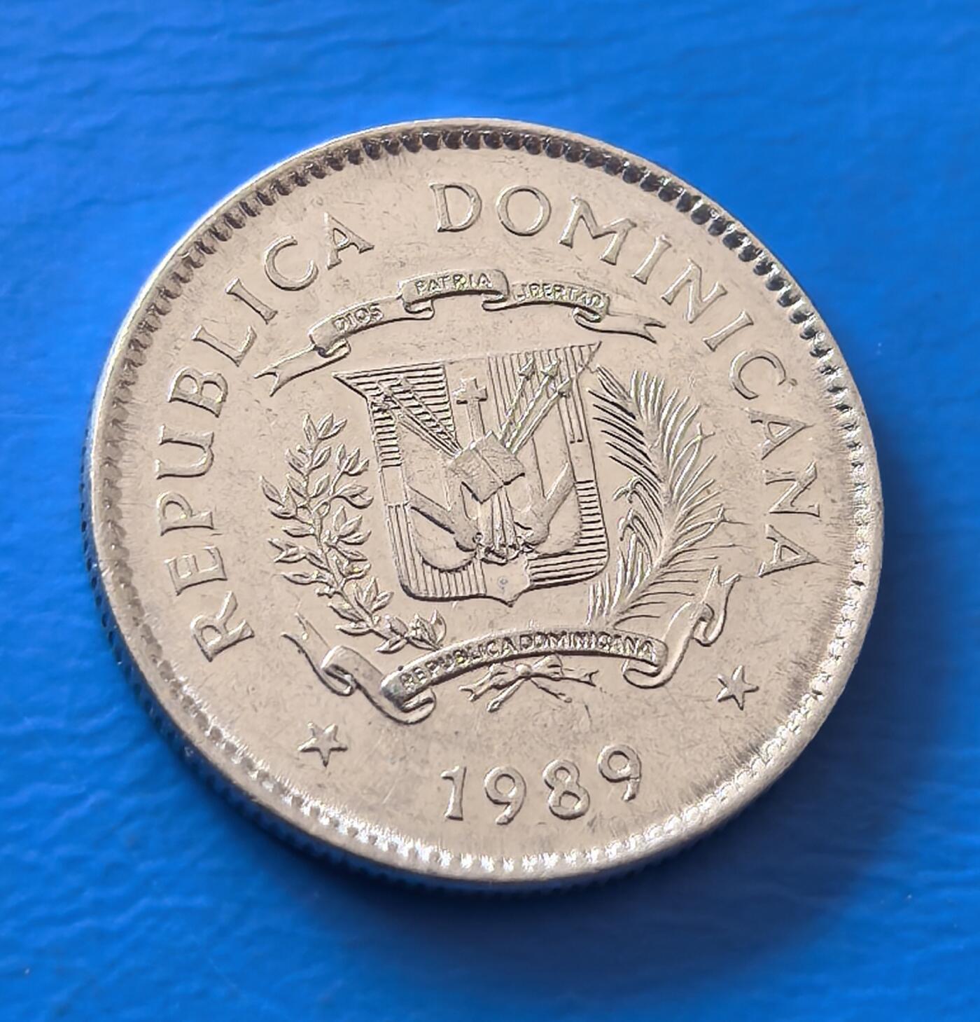 外国优质老铜币银币，周六九点倒数截拍，满百包邮，可寄存半年，喜欢朋友微信扫描二维码可直接参拍 多米尼加瓜果蔬菜10分