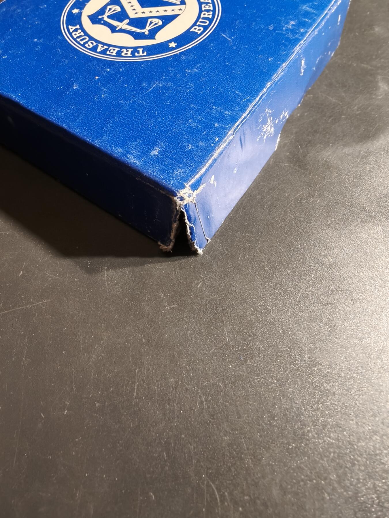 老王徽章第164期 美国铸币局总统沃伦•哈定大铜章       原盒      直径76mm.    重量224.9g.     哈丁于1921年3月4日就任美国总统。  他于1923年8月2日去世，在任期结束前逝世。  哈丁是第一位乘汽车参加就职典礼的总统。  他以“回归常态”（Return to Normalcy）为竞选口号赢得选举。 