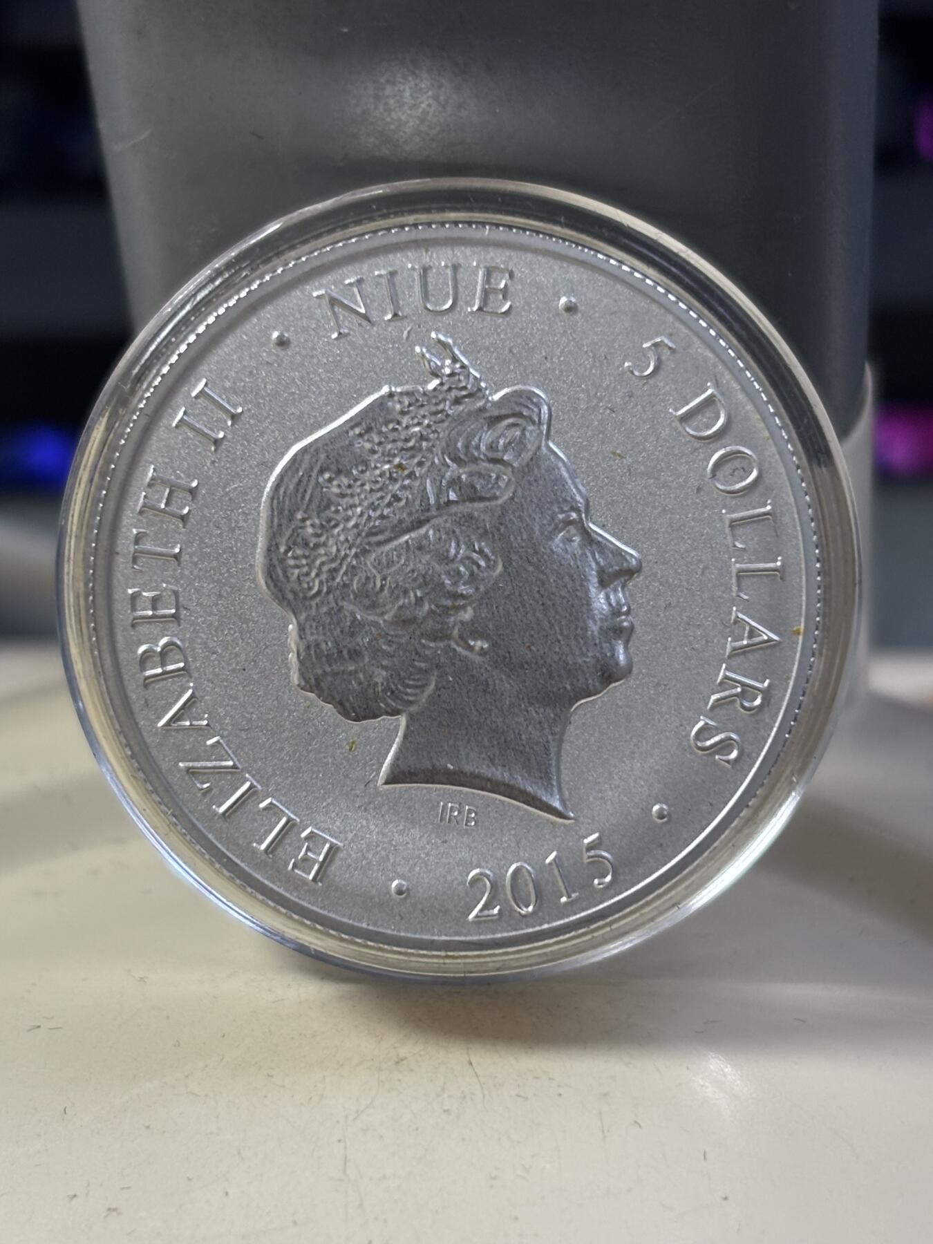 第182期拍卖 纽埃2015年遗产系列圣乔治50克彩色纪念银币，999银，50克，发行999枚