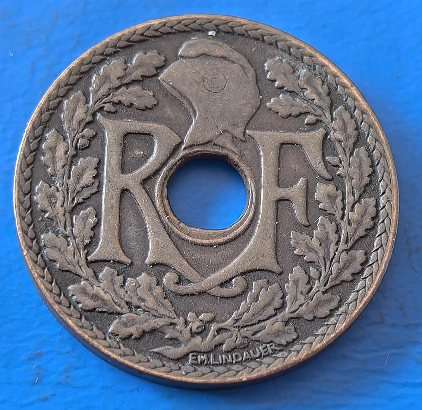 外国优质老铜币银币，周六九点倒数截拍，满百包邮，可寄存半年，喜欢朋友微信扫描二维码可直接参拍 法属印支1935年半分