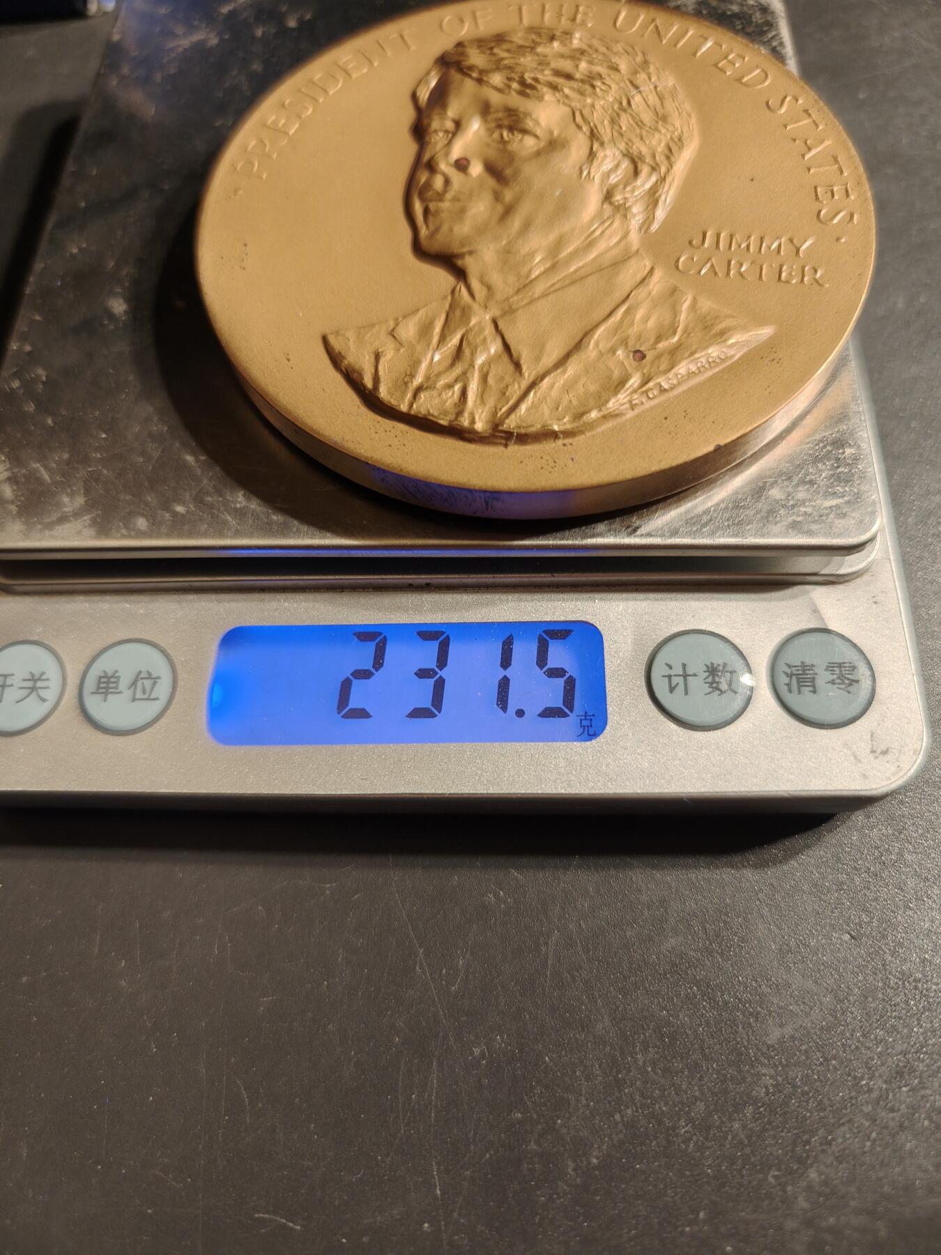 老王徽章第164期  美国铸币局吉米卡特总统大铜章 原盒 背部刻有引言：“美国梦永存……我们必须再次对我们的国家充满信心……” 直径76mm. 重量231.5g