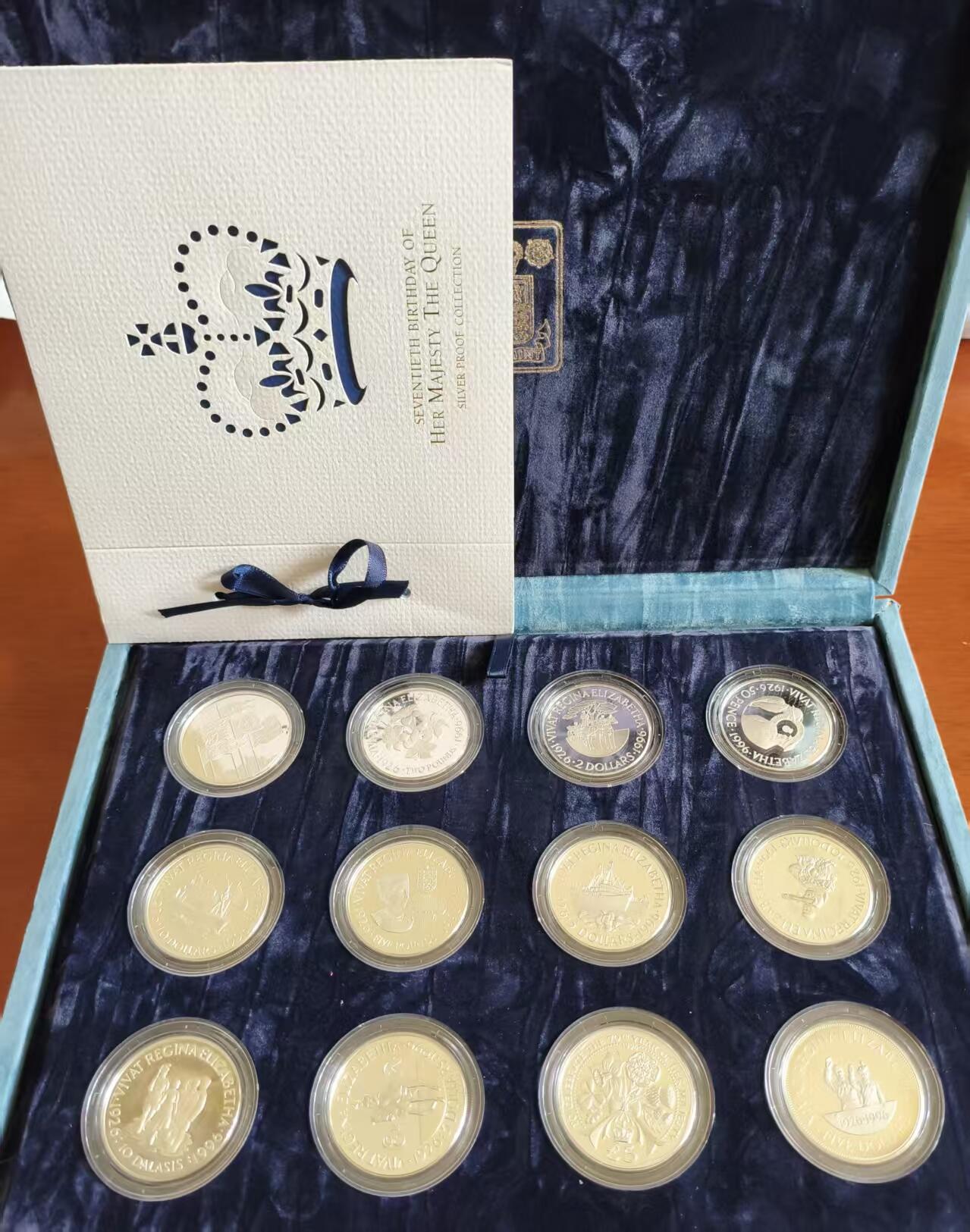 ❤️【币观天下】❤️ 第331期钱币拍卖- 2025.11.21周五晚上6点半场-长期征集拍品 英联邦12国女王七十大寿克朗大银币套装 英国本土、奥尔德尼、根西、泽西、开曼、百慕大、巴巴多斯、东加勒比、福克兰、斐济、冈比亚和所罗门。高级绒面盒装带一本介绍女王生平的小册子。都是28.28克的大银币，含纯银314克