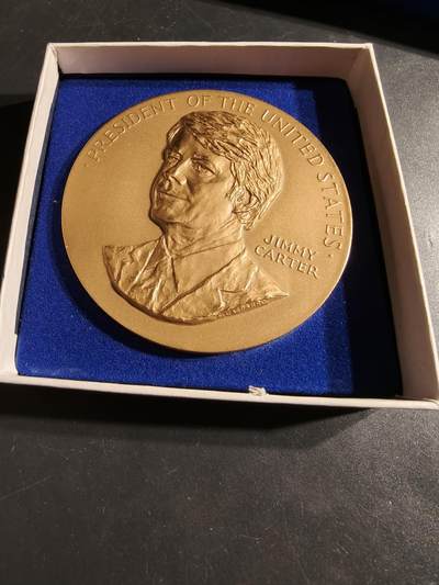 老王徽章第164期 - 美国铸币局吉米卡特总统大铜章    原盒      背部刻有引言：“美国梦永存……我们必须再次对我们的国家充满信心……”       直径76mm.     重量228.9g