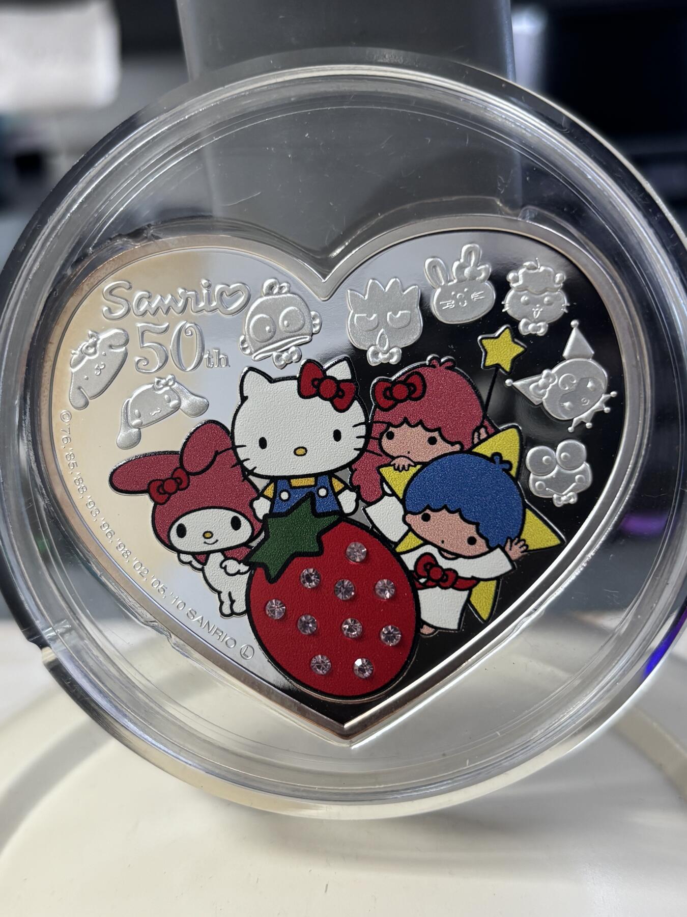 第182期拍卖 纽埃2010年Hello Kitty镶嵌水晶100克彩色纪念银币，999银，100克，发行量1500枚，有氧化