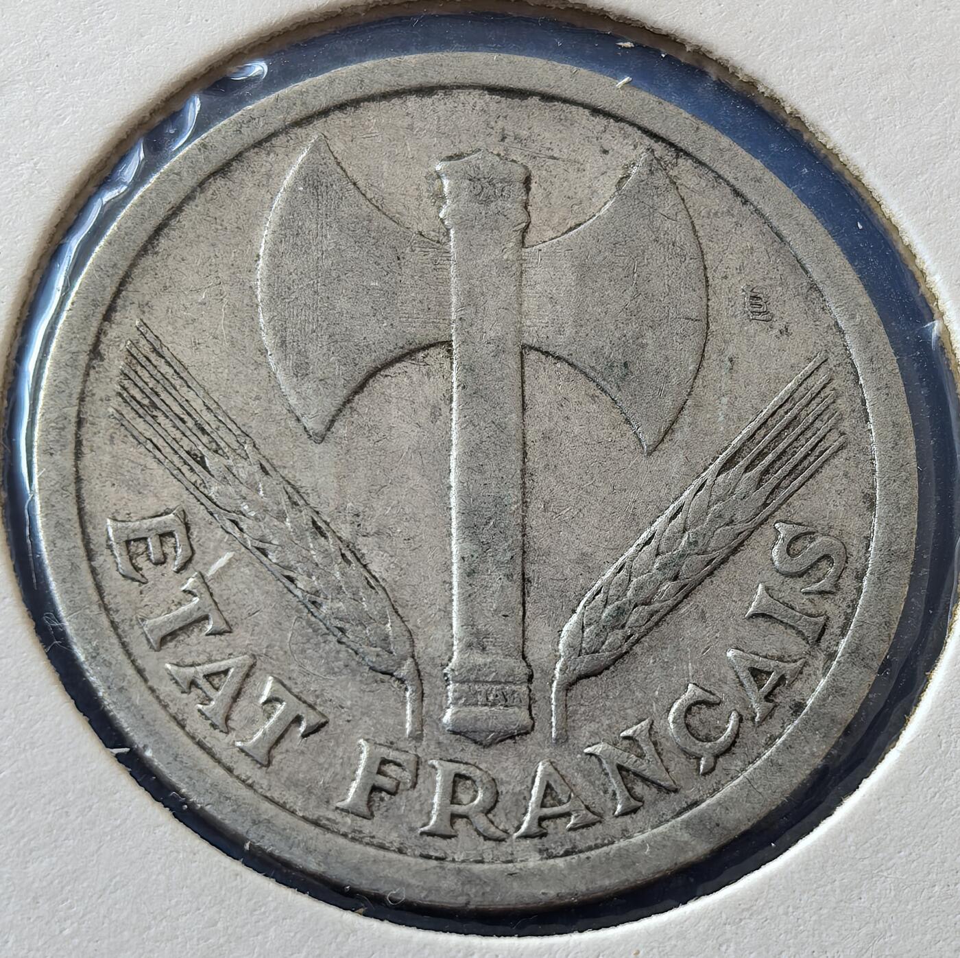 外国优质老铜币银币，周六九点倒数截拍，满百包邮，可寄存半年，喜欢朋友微信扫描二维码可直接参拍 欧洲老藏家纸夹-法国1943年束棒版2法郎铝币