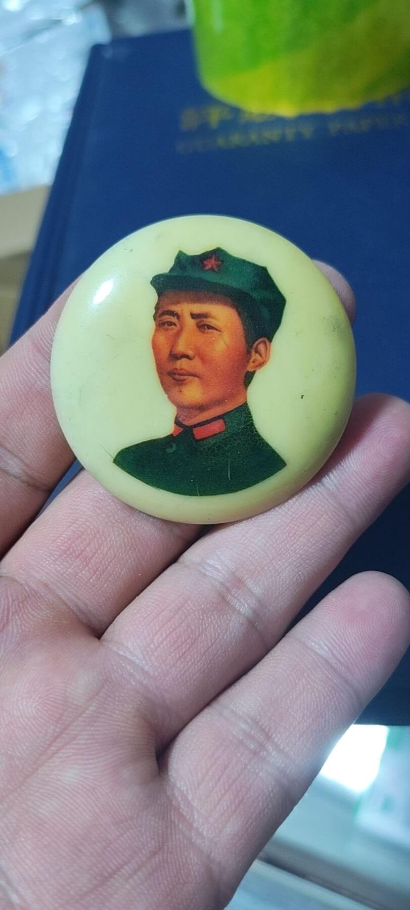 毛主席像章拍场，都是部队题材 🔥🔥塑料章八角帽军区🔥🔥毛主席像章，49.8毫米，江西省革委会、军区赠