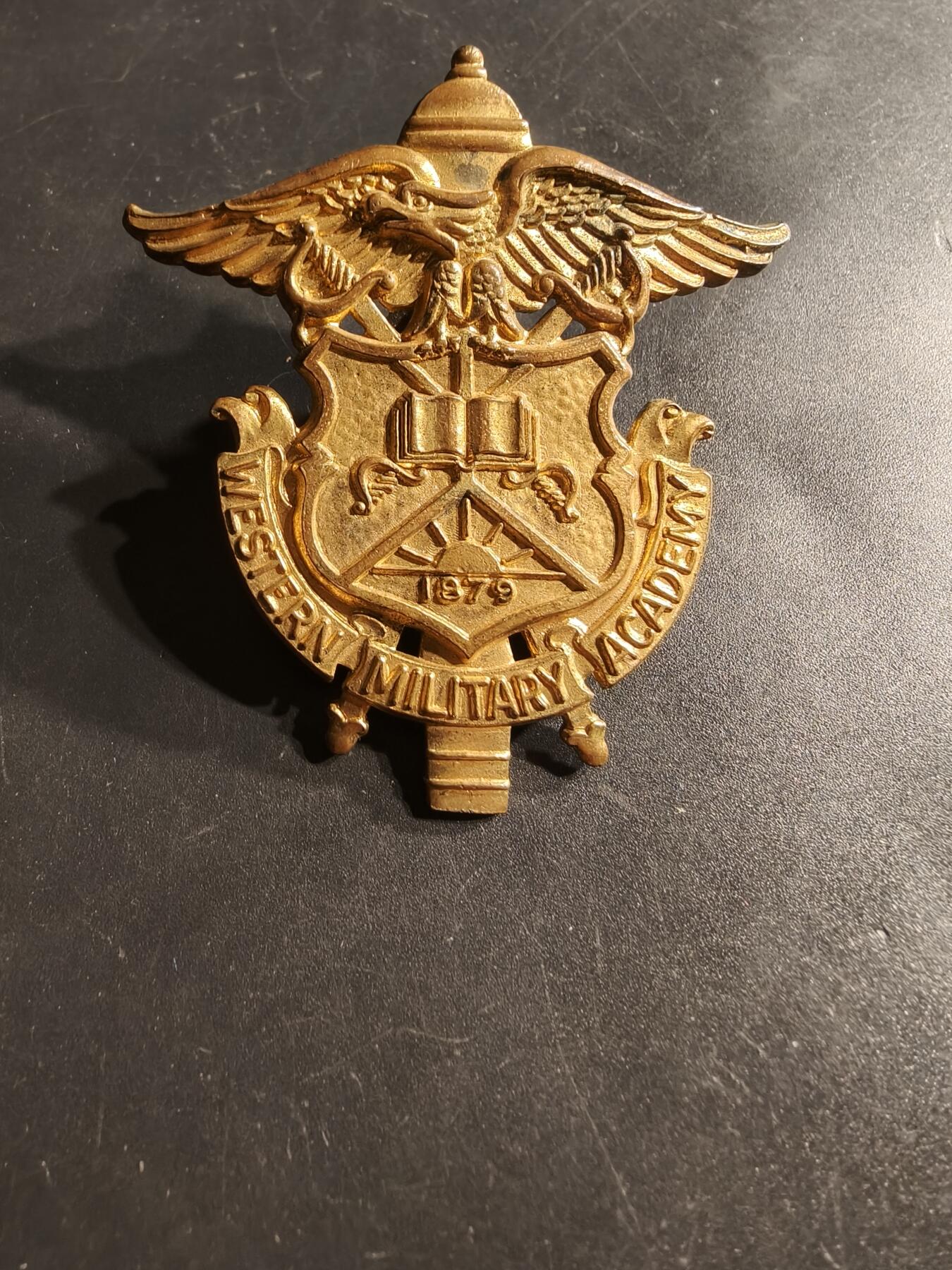 老王徽章第164期 美国西方军事学院大檐帽帽徽      1879-1971      许多著名人物曾就读于此，包括芝加哥奥黑尔国际机场的命名人、二战海军王牌 Edward O'Hare，以及第一颗原子弹投掷机“伊诺拉·盖伊”的飞行员 Paul Tibbets 将军。