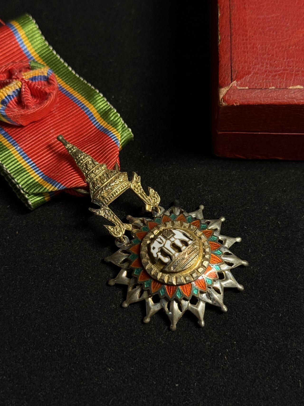 戎马世界章牌大赏第108期 泰国军官级白象勋章