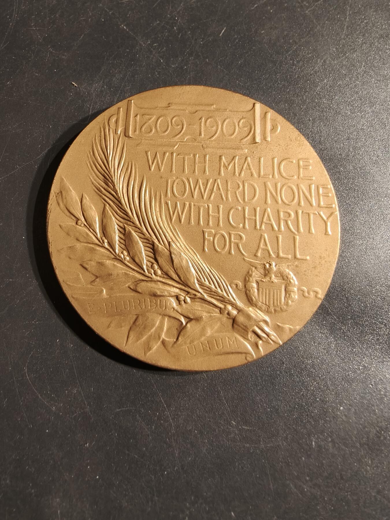 老王徽章第164期  美国铸币局亚伯拉罕•林肯总统诞辰百年大铜章     原盒带证书     直径60mm.    重量116g.      铜章上刻有林肯第二次就职演说中的名言：“对任何人不怀恶意，对所有人满怀仁慈”