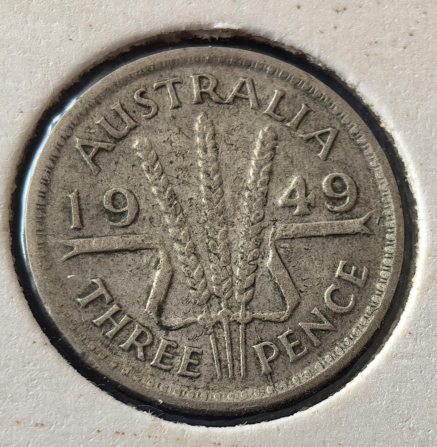 外国优质老铜币银币，周六九点倒数截拍，满百包邮，可寄存半年，喜欢朋友微信扫描二维码可直接参拍 欧洲老藏家纸夹-澳大利亚1949年3便士银币