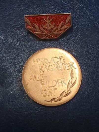 荷兰第129期勋赏拍卖 - 民主德国铜级体育与技术协会证章