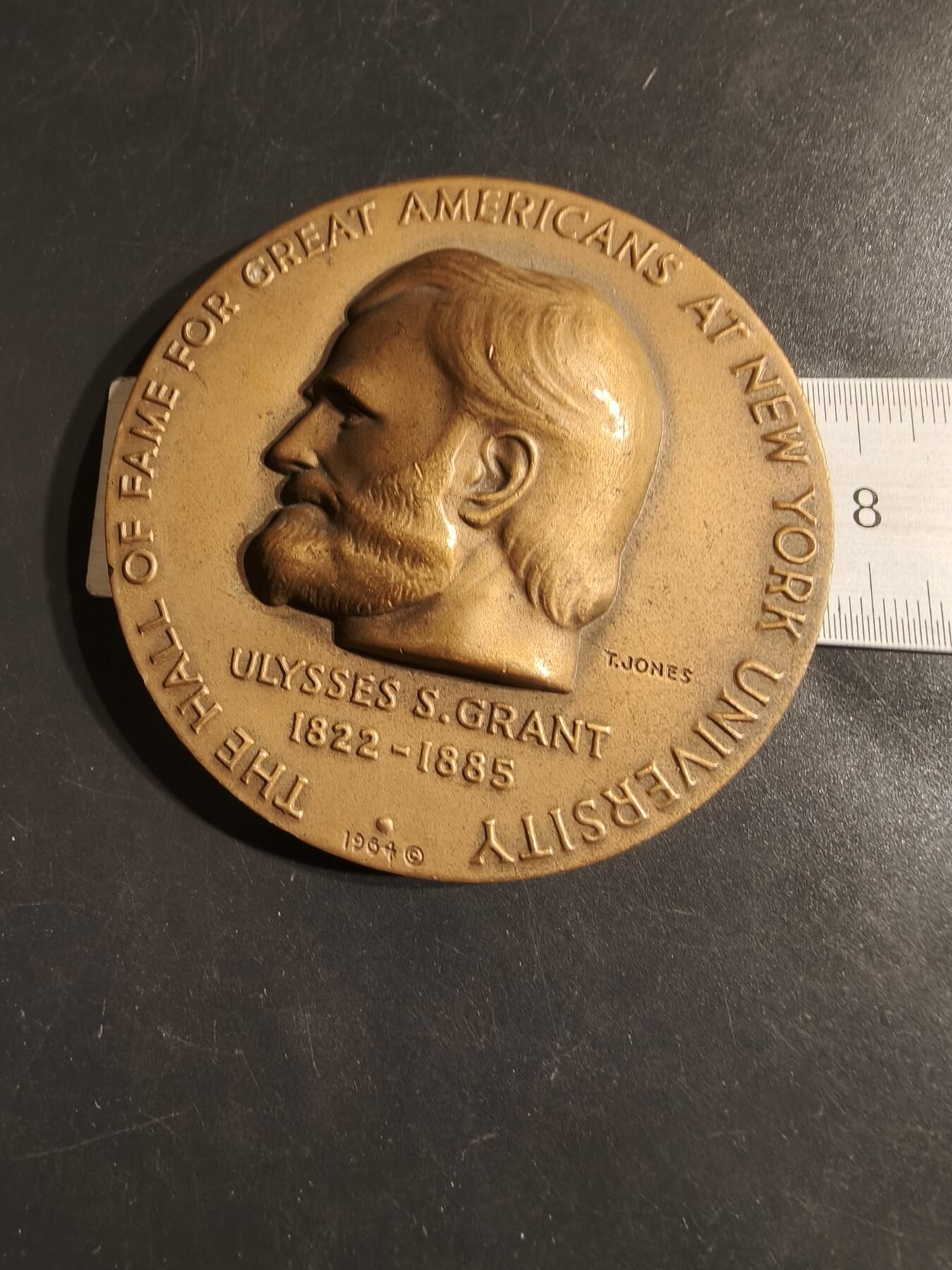 老王徽章第164期 美国尤利西斯•格兰特将军大铜章      高浮雕      直径76mm.    重量206.3g.      尤利西斯·S·格兰特，美国南北战争时期的联邦军总司令，后来成为美国第18任总统。