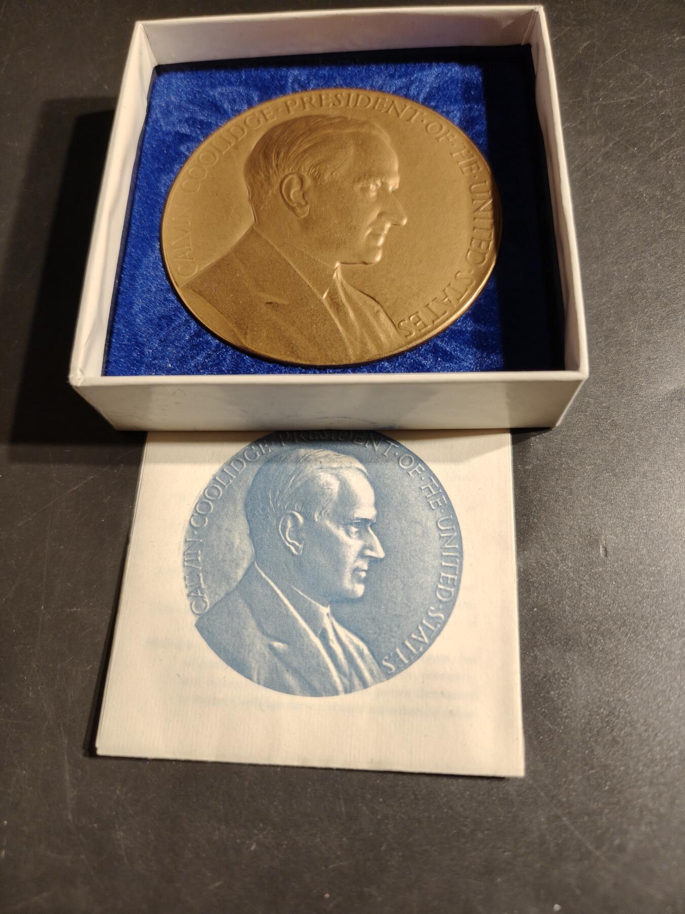 老王徽章第164期  美国铸币局卡尔文·柯立芝总统大铜章     原盒带证书     直径76mm.    重量227g.    柯立芝是美国第30任总统。  