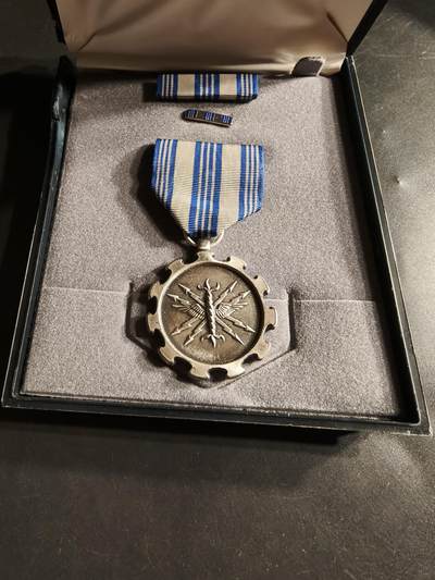 老王徽章第164期 - 美国空军功绩成就奖章     原盒带略和珐琅略    盒子有部分损坏 