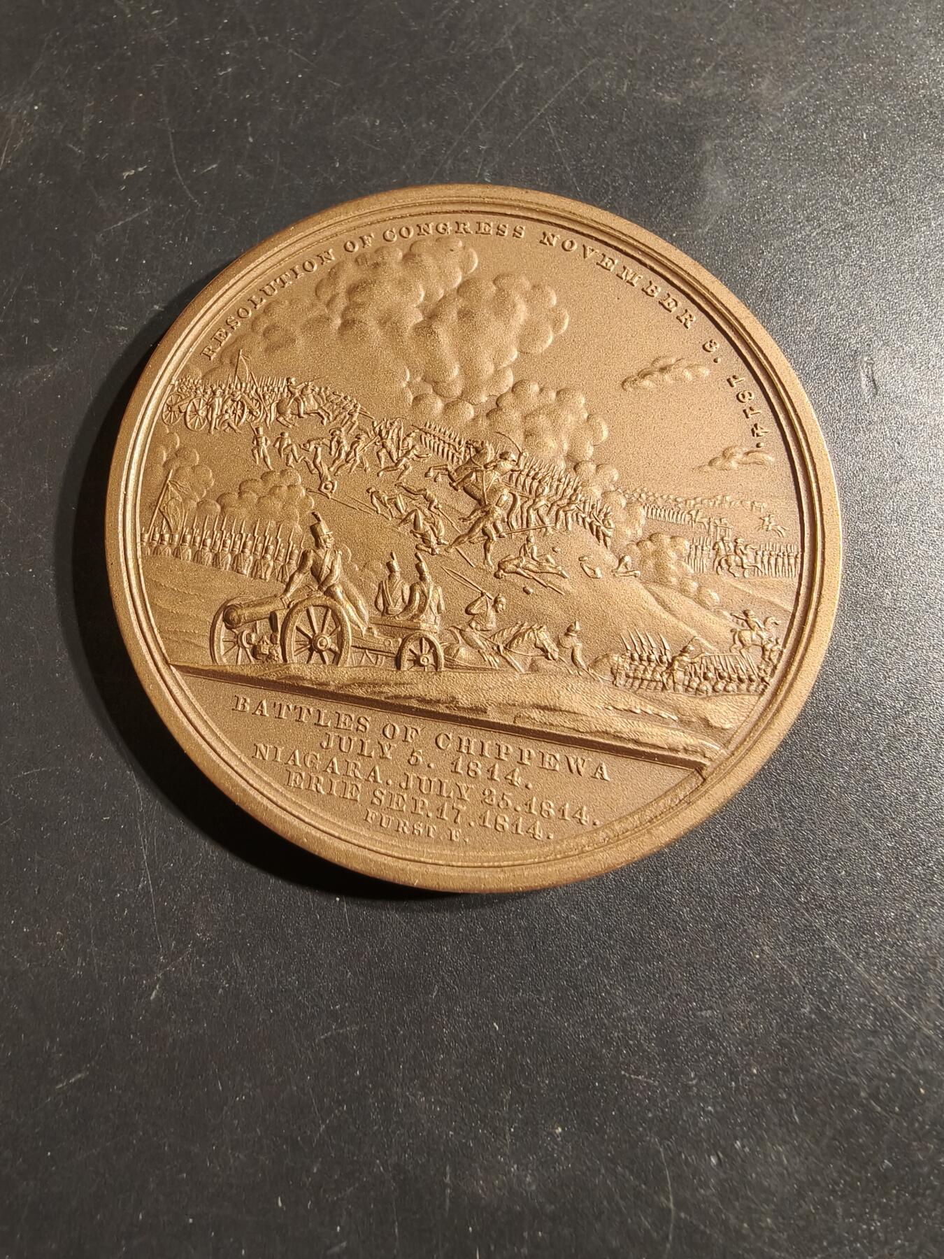 老王徽章第164期  美国铸币局詹姆斯·米勒准将（1776-1851）大铜章     原盒     直径65mm.    重量131.9g.     背面刻有米勒将军参与1812年第二次英美战争中的三场著名战役：奇帕瓦战役（Battles of Chippewa, July 5, 1814）、尼亚加拉战役（Niagara, July 25, 1814）和伊利堡战役（Erie, Sep. 17, 1814）
