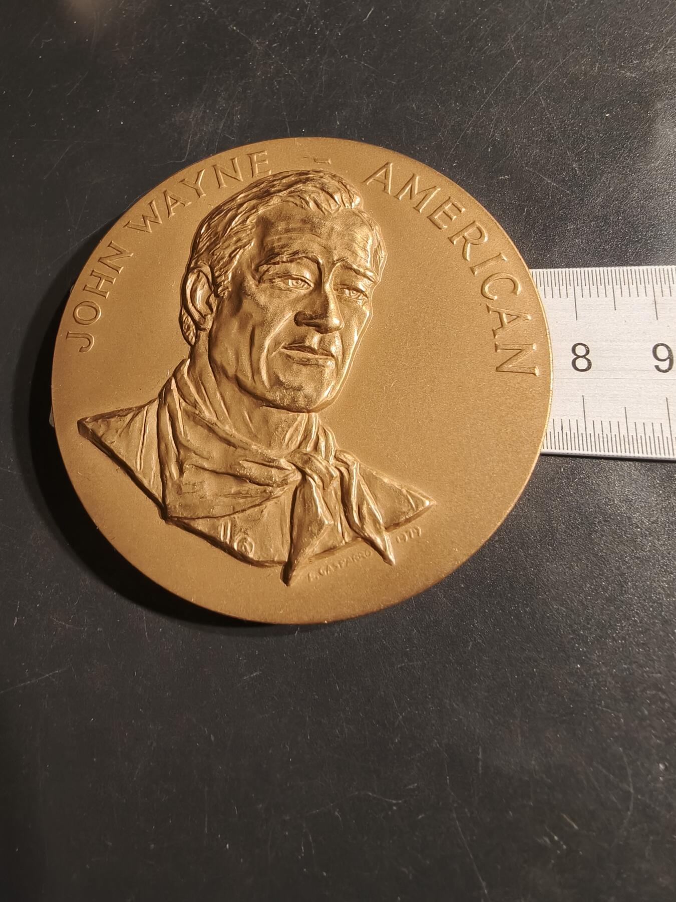老王徽章第164期 美国铸币局著名西部片演员约翰•韦恩大铜章      原盒     直径76mm.    重量220.6g.      约翰·韦恩是一位标志性的美国演员，被视为美国精神的象征。  他曾被追授美国最高平民荣誉，包括国会金质奖章和总统自由勋章。 