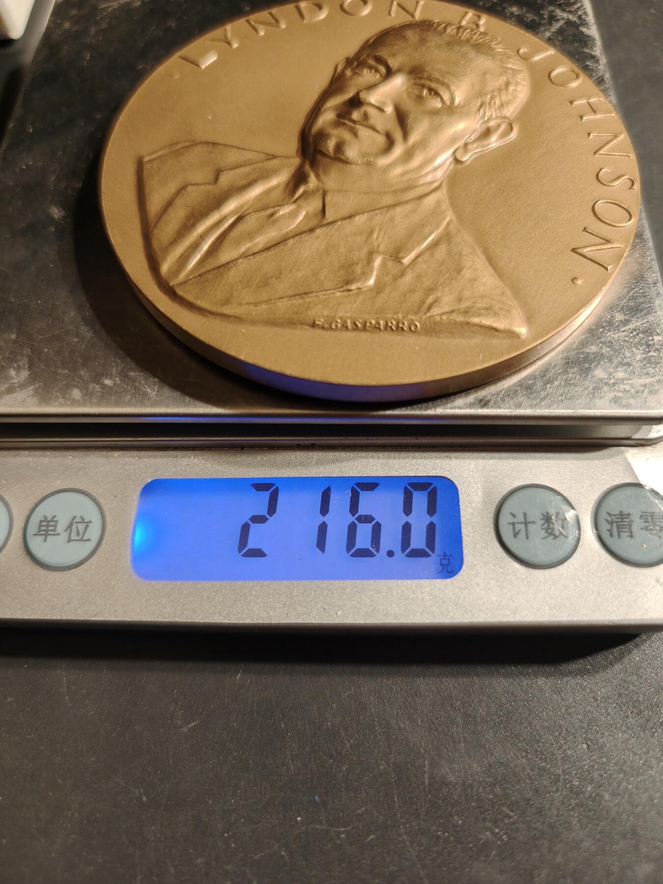 老王徽章第164期  美国铸币局林登约翰逊总统大铜章     原盒     直径76mm.    重量216g.     铜章上的文字引用了约翰逊总统就职演说的一部分：“在此之际，我在您和上帝面前所宣读的誓言，不仅是我个人的，更是我们共同的。我们是一个国家，一个民族……”。