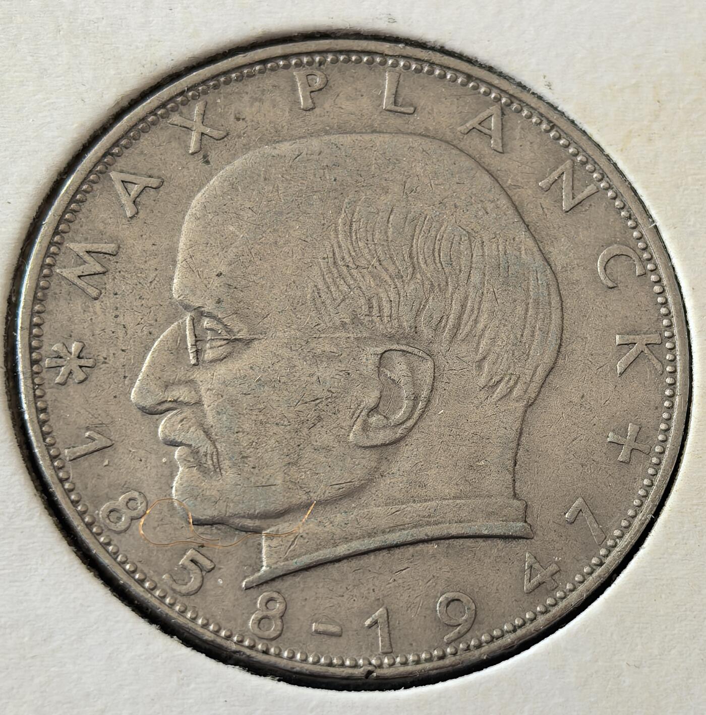 外国优质老铜币银币，周六九点倒数截拍，满百包邮，可寄存半年，喜欢朋友微信扫描二维码可直接参拍 欧洲老藏家纸夹-特年德国1958年普朗克2马克