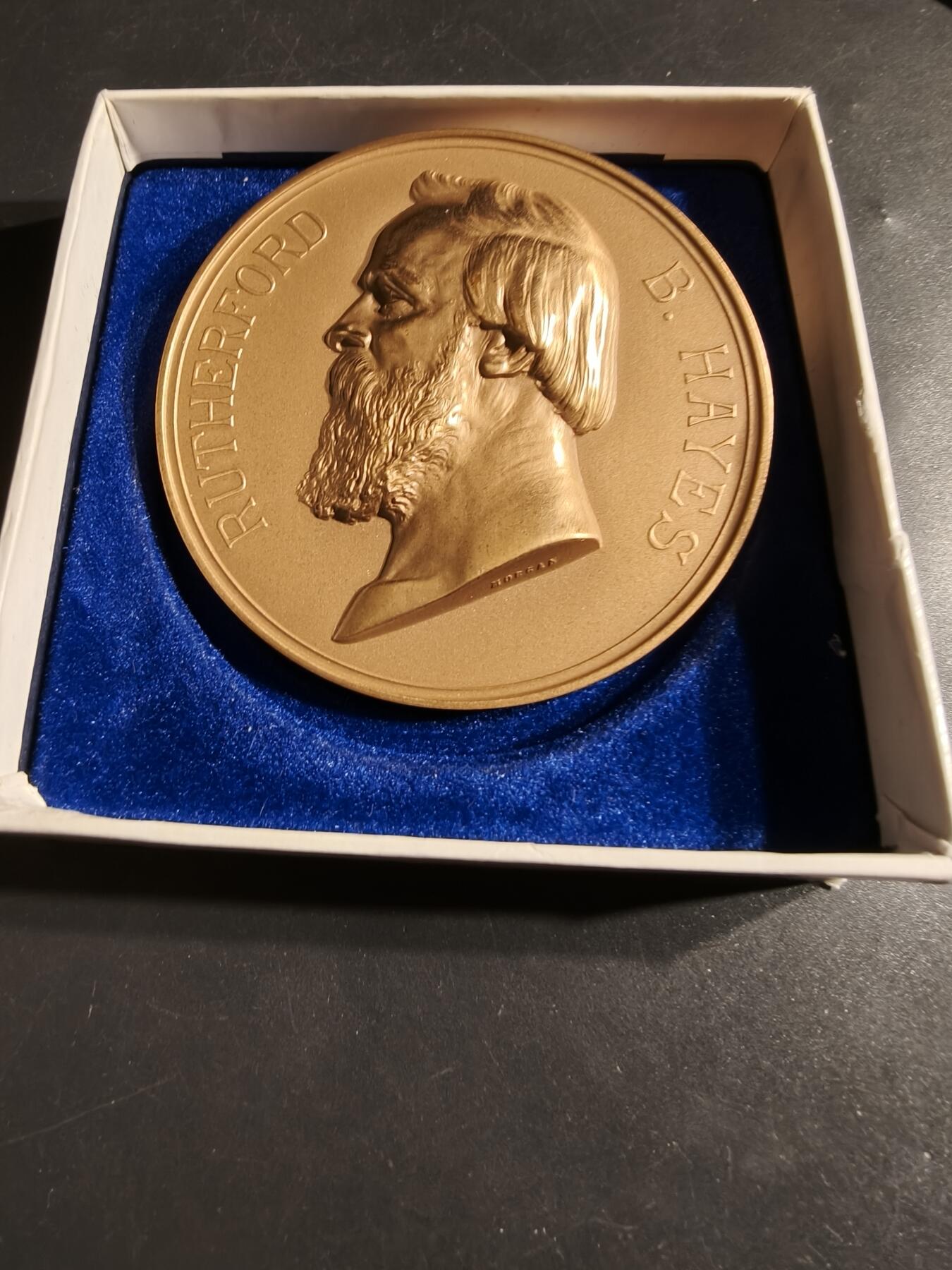 老王徽章第164期  美国铸币局拉瑟福德·B·海斯总统大铜章     原盒     直径76mm.    重量218.5g.      他是美国第19任总统（1877-1881年）。  海斯总统以监督重建时期的结束、开启公务员制度改革的努力以及试图调和南北战争遗留的分歧而闻名。  他出生于俄亥俄州特拉华市       在南北战争期间，他是一名少将，曾五次受伤