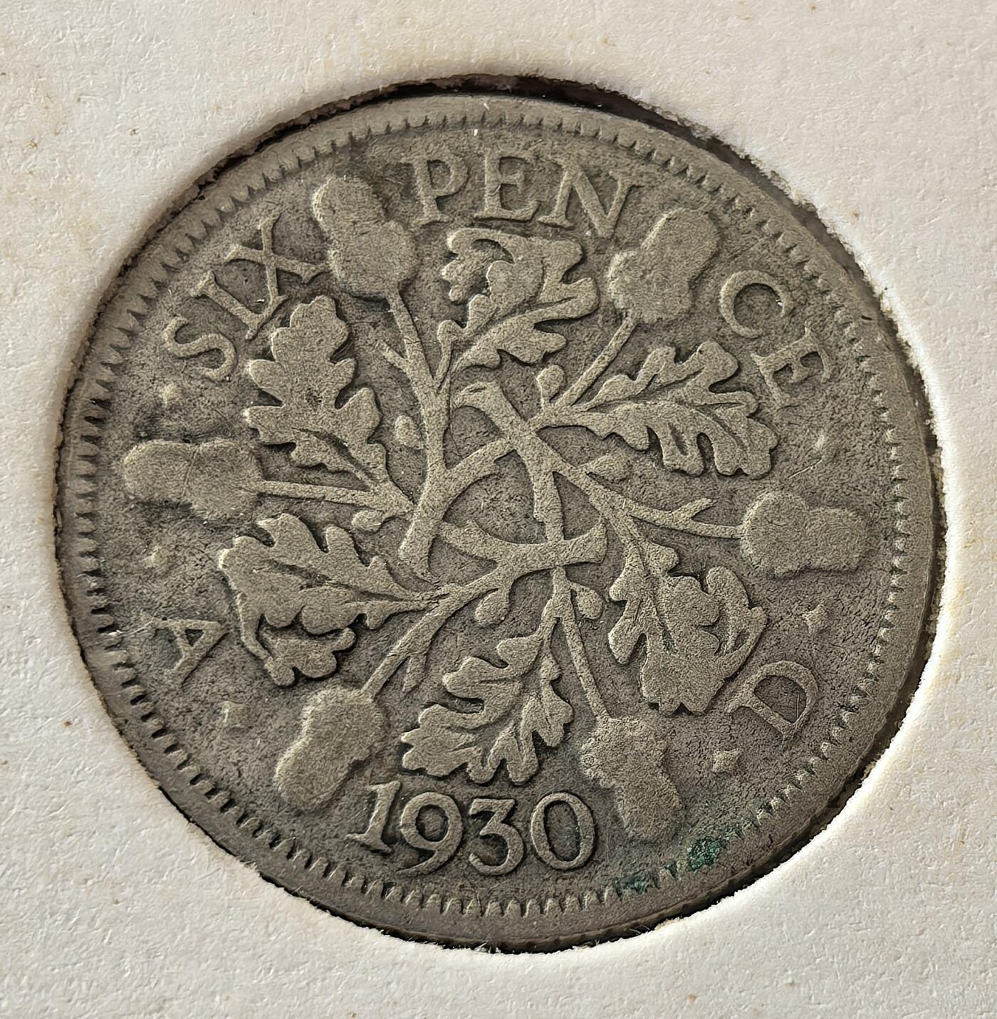 外国优质老铜币银币，周六九点倒数截拍，满百包邮，可寄存半年，喜欢朋友微信扫描二维码可直接参拍 欧洲老藏家纸夹-英国1930年6便士银币