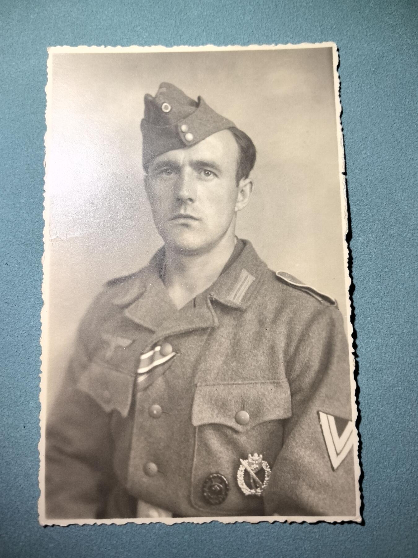 盛世勋华——号角文化勋章邮票专场拍卖第288期 德国（1939）陆军士兵肖像照片 着野战服 佩戴二级铁十字勋章/东线冬季作战奖章绶带 银级步兵突击奖章 黑色战伤奖章等