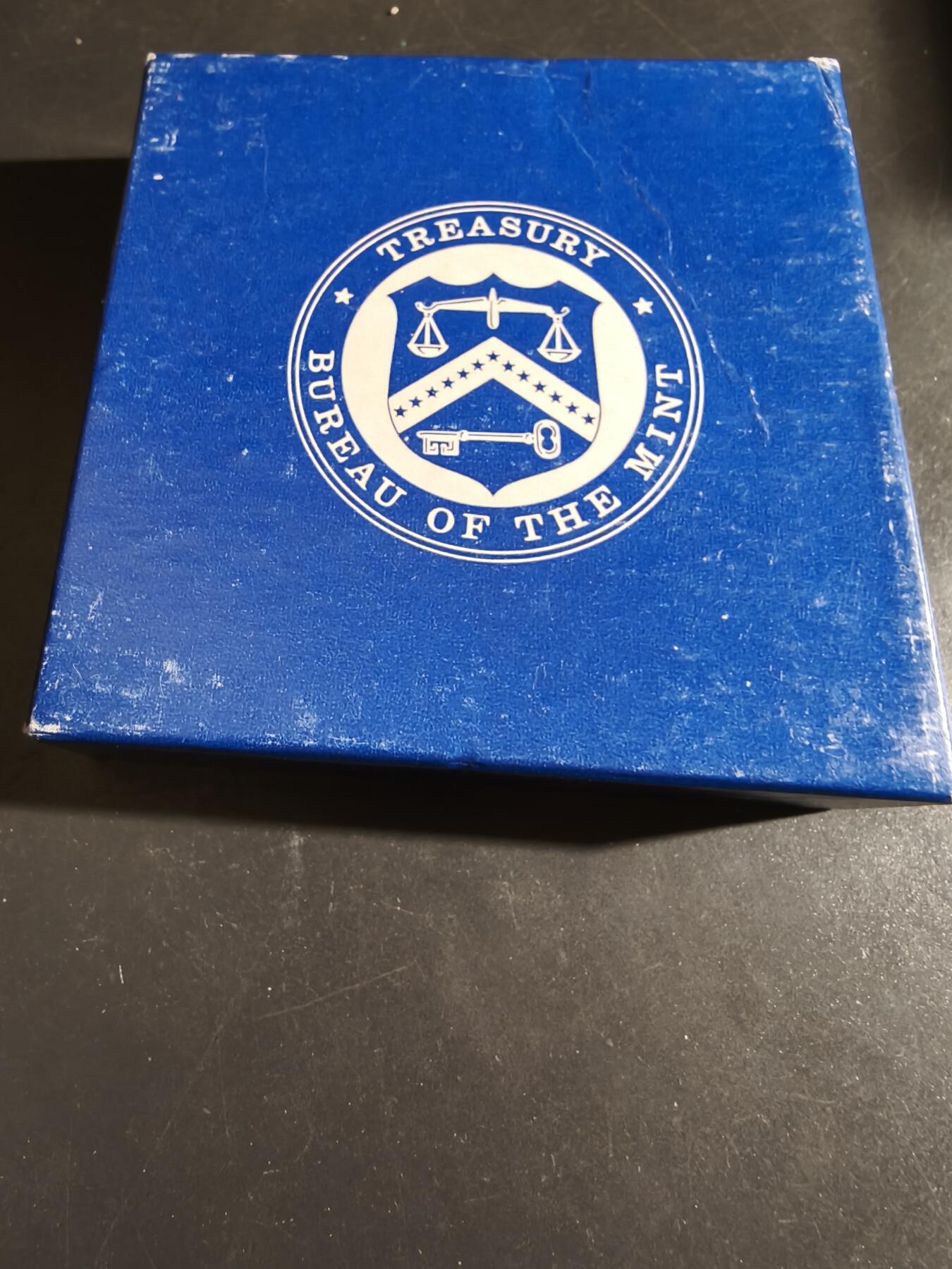 老王徽章第164期 美国铸币局米勒德·菲尔莫尔总统（1850-1853）大铜章     原盒带证书      直径76mm.    重量217.8g.      背面象征着美国-印第安和平