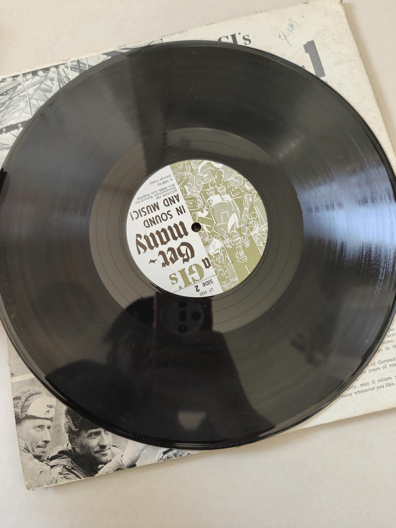 老王徽章第164期  美国“AGI's Germany! IN SOUND & MUSIC!”黑胶唱片      该唱片由美国陆军、美国空军和德国人民合作录制。 它是在德国当地现场录制的，包括柏林、法兰克福、斯图加特、慕尼黑等多个地点。