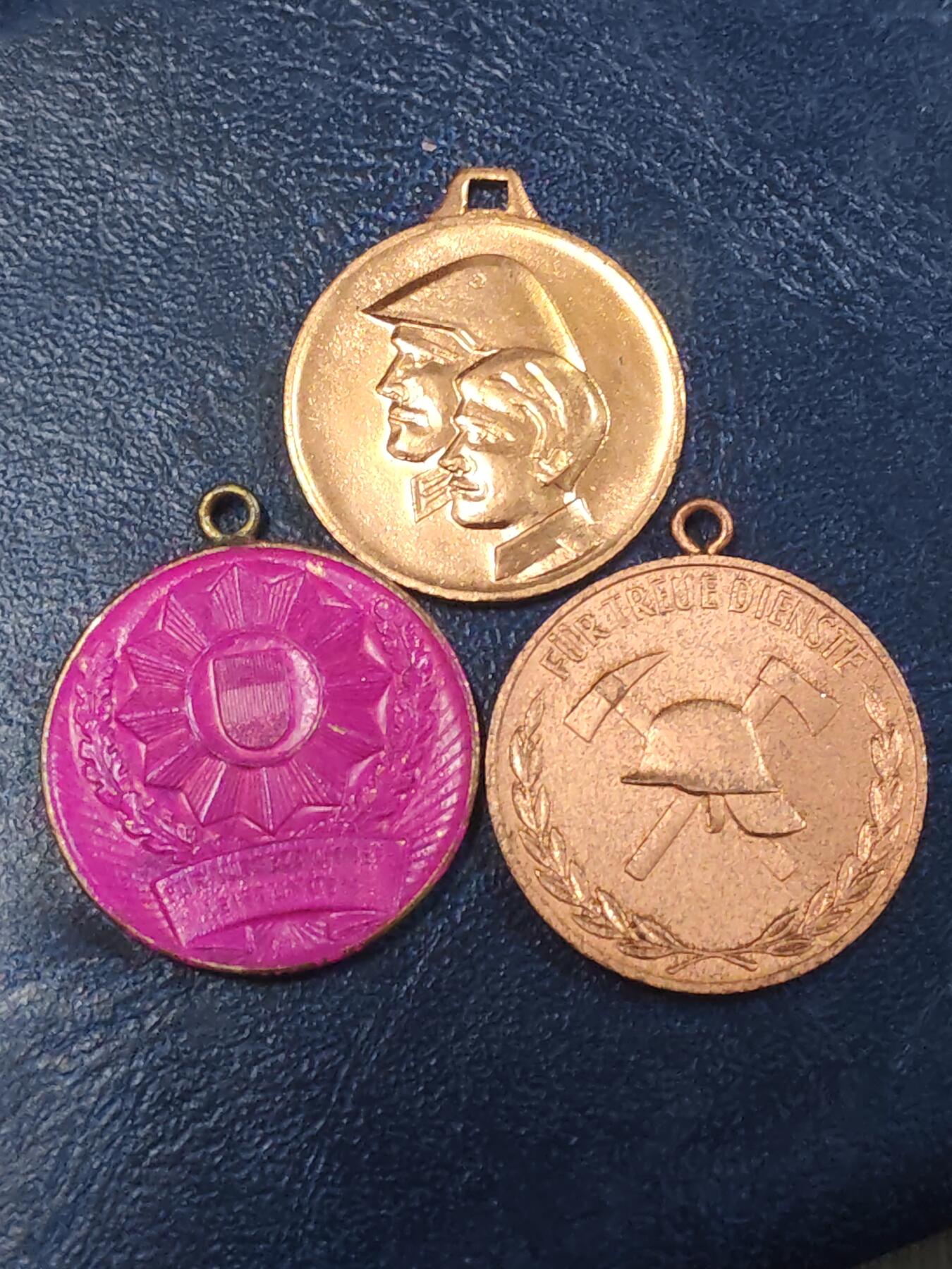 荷兰第129期勋赏拍卖 民主德国章头一组