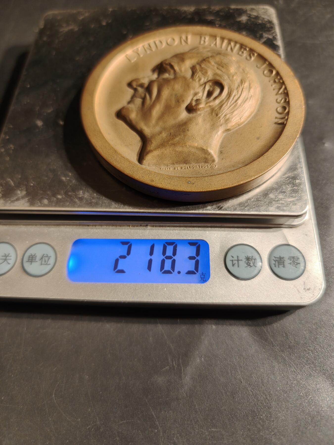 老王徽章第164期  美国林登约翰逊总统就职典礼大铜章     高浮雕总统头像     直径68mm.    重量218.3g
