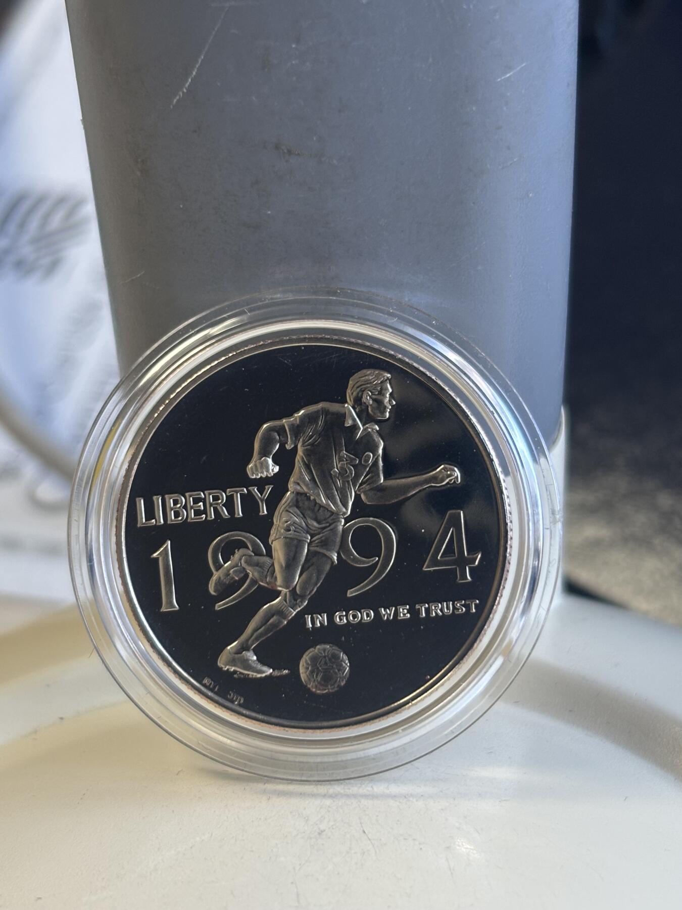 第182期拍卖 1994年美国双币套 美国世界杯（1美元+半美元） 26.73克900银 盒证全