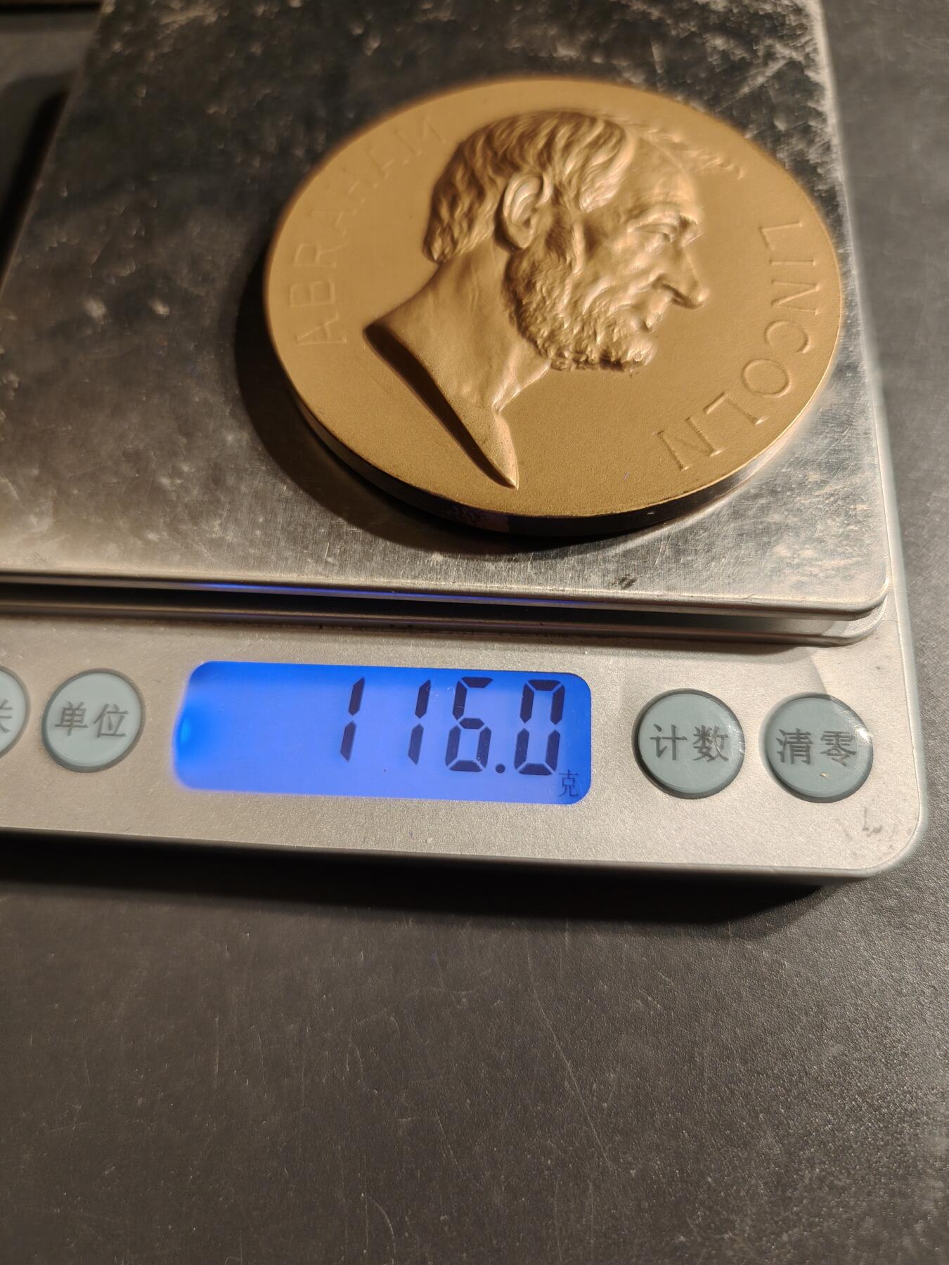 老王徽章第164期  美国铸币局亚伯拉罕•林肯总统诞辰百年大铜章     原盒带证书     直径60mm.    重量116g.      铜章上刻有林肯第二次就职演说中的名言：“对任何人不怀恶意，对所有人满怀仁慈”