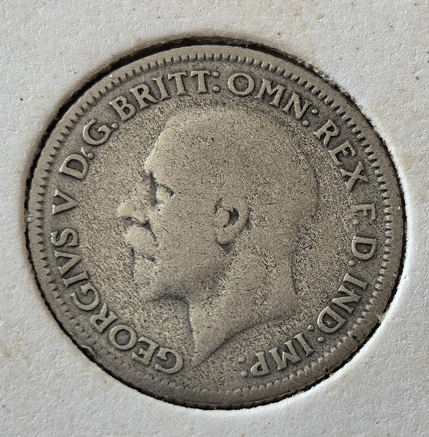 外国优质老铜币银币，周六九点倒数截拍，满百包邮，可寄存半年，喜欢朋友微信扫描二维码可直接参拍 欧洲老藏家纸夹-英国1930年6便士银币