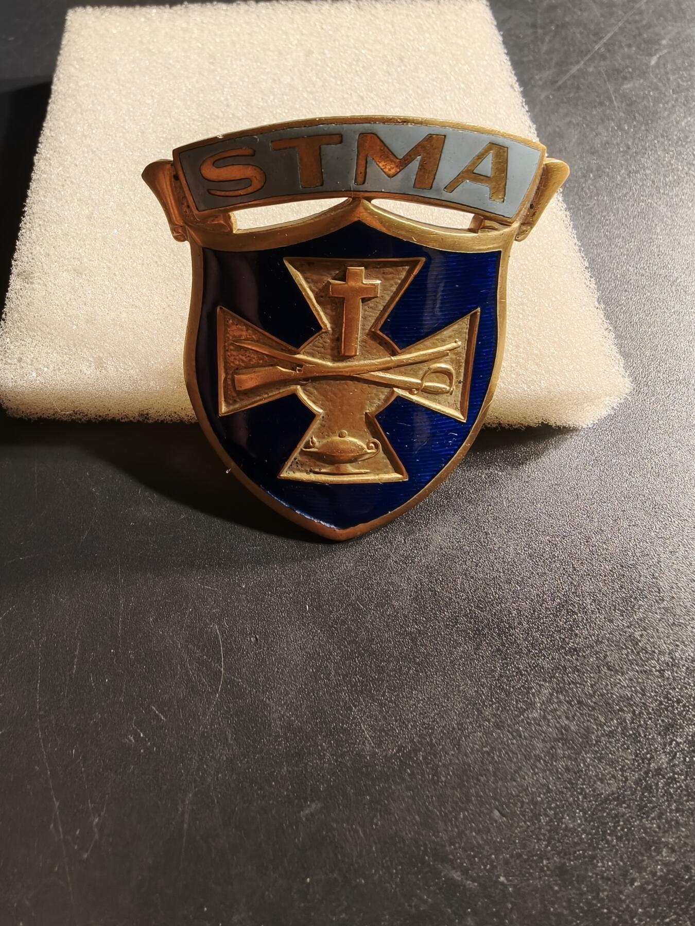 老王徽章第164期 美国圣托马斯军事学院大檐帽帽徽     二战时期版本     成立于1864年，美国老牌军校之一