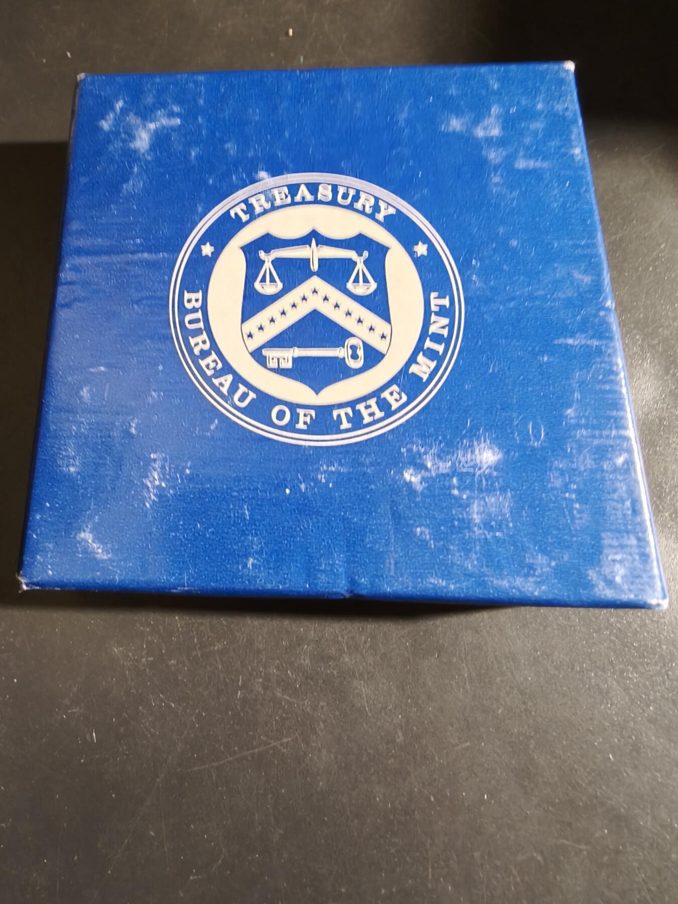 老王徽章第164期  美国铸币局扎卡里·泰勒总统（1849-1850）大铜章      原盒      直径76mm.     重量218.7g.      扎卡里·泰勒是美国第12 任总统，任期从1849 年3 月开始，直到1850 年7 月去世。  在担任总统之前，他是一名职业军官，在美国陆军中晋升为少将，并在美墨战争中取得胜利，成为民族英雄。  