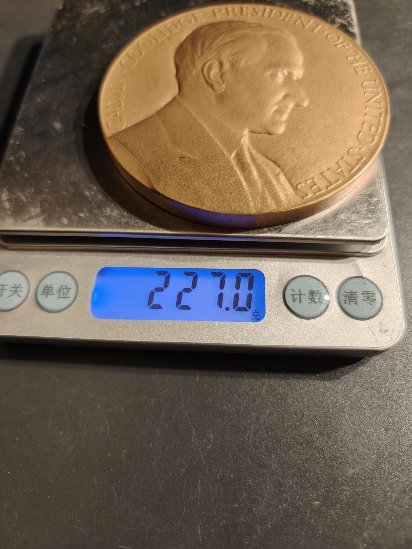 老王徽章第164期  美国铸币局卡尔文·柯立芝总统大铜章     原盒带证书     直径76mm.    重量227g.    柯立芝是美国第30任总统。  