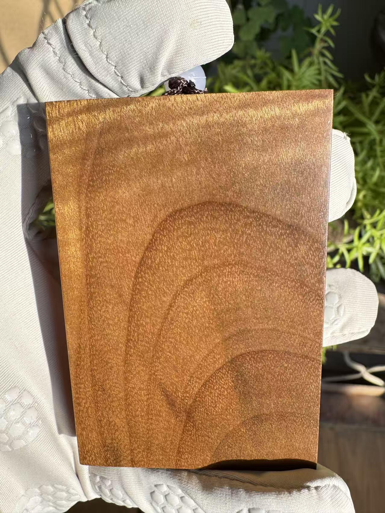 零元拍：H002 金丝楠牌子，香喷喷的小金砖，金光闪闪，71/47/13CM CM，牌子有一道碳化裂，不是贯穿裂，最后三张图片已展示，介意勿拍。