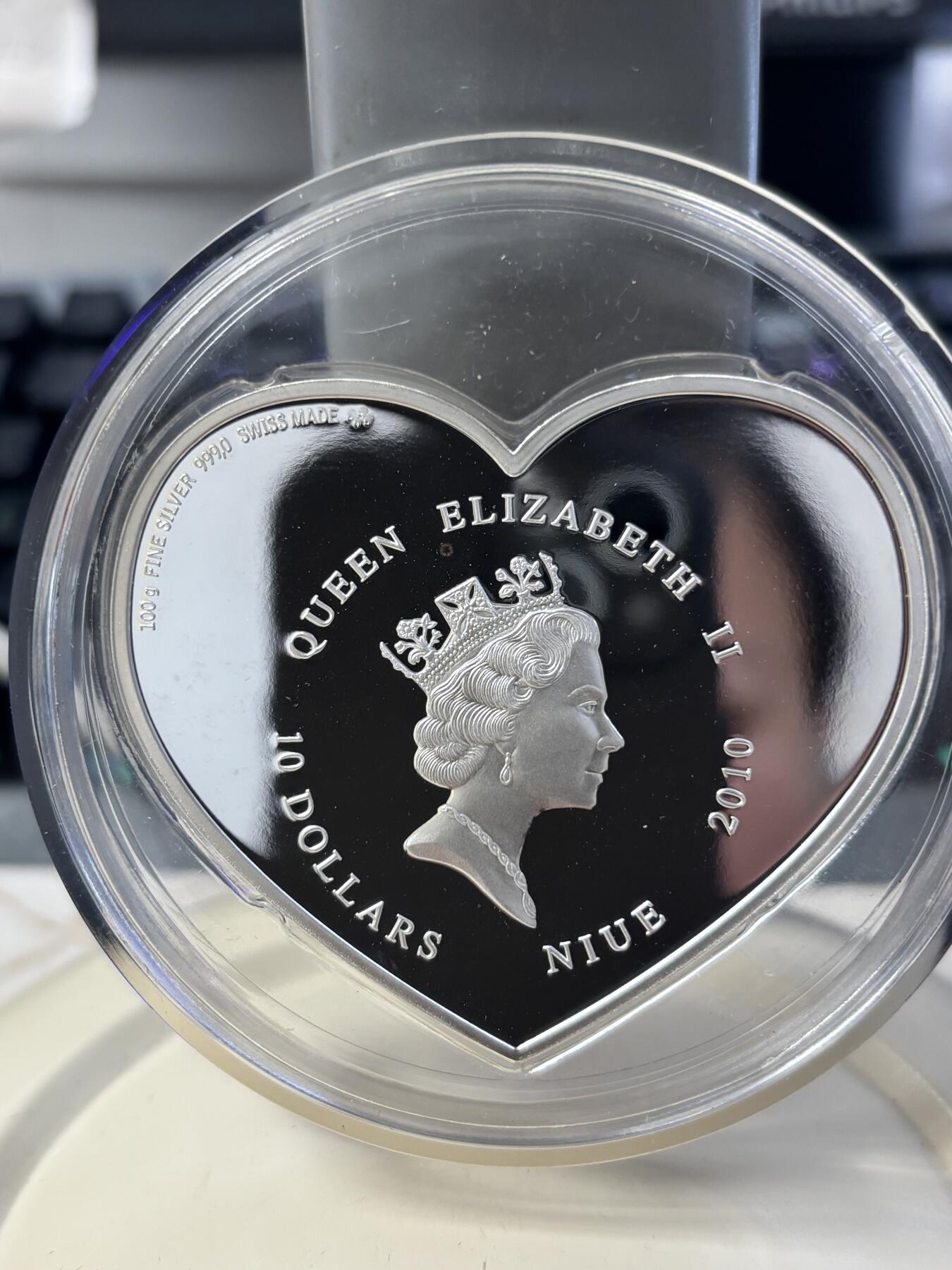 第182期拍卖 纽埃2010年Hello Kitty镶嵌水晶100克彩色纪念银币，999银，100克，发行量1500枚，有氧化