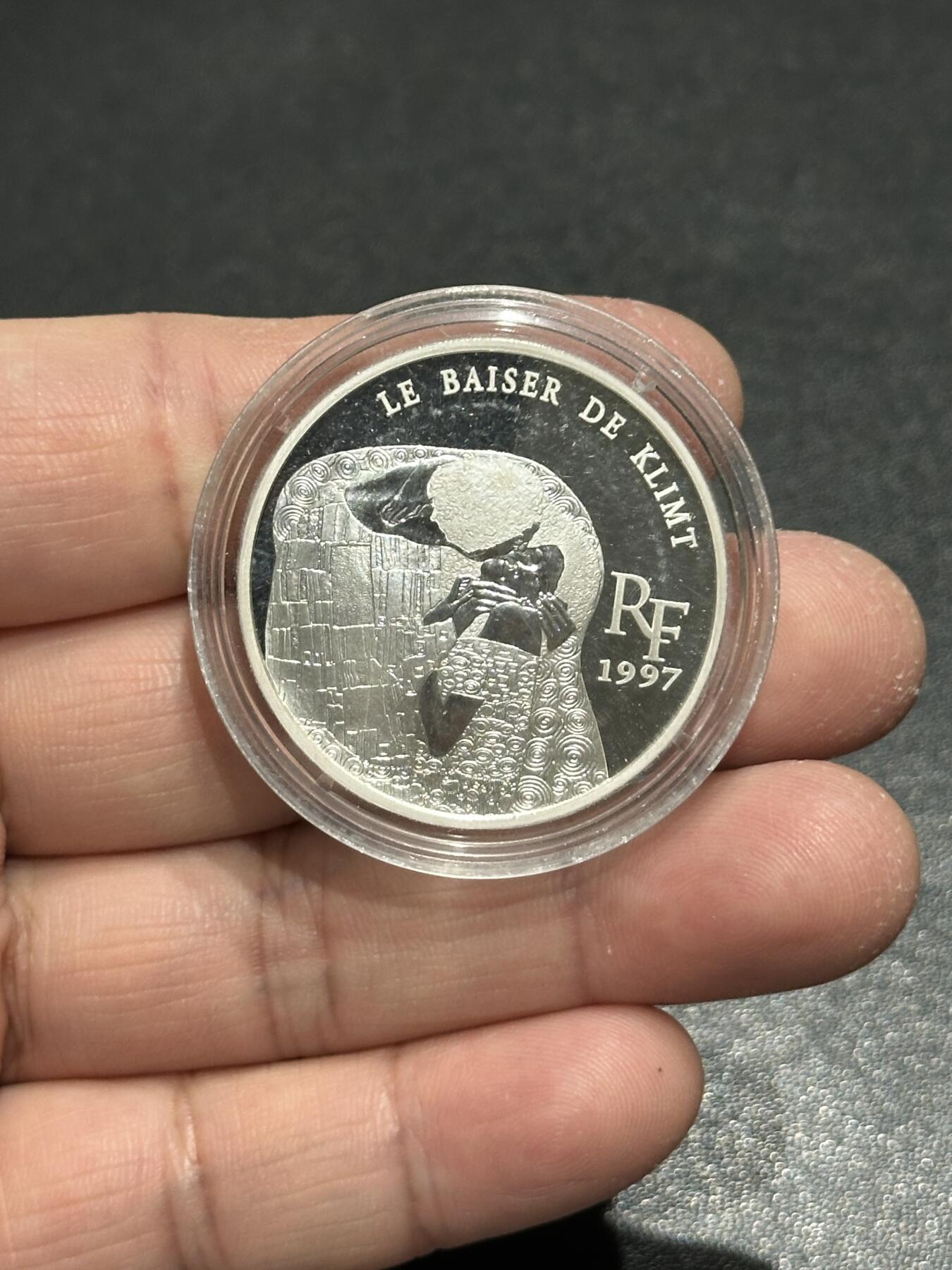 《外钞收藏家》第五百八十八期（优质场）（本平台长期征集拍品、欢迎藏友们联系合作） 法国1997年卢浮宫系列10法郎双面值精制PROOF银币（克林姆特名作《吻》22.2克 90银）