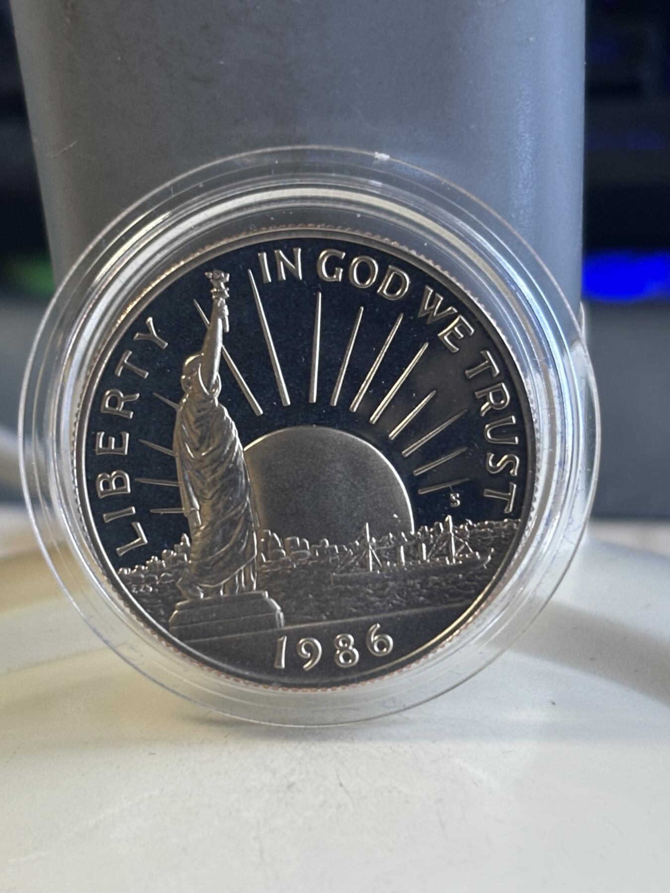 第182期拍卖 1986年美国双币套 自由女神纪念银币和铜镍币（1美元+半美元） 26.73克900银 盒证全