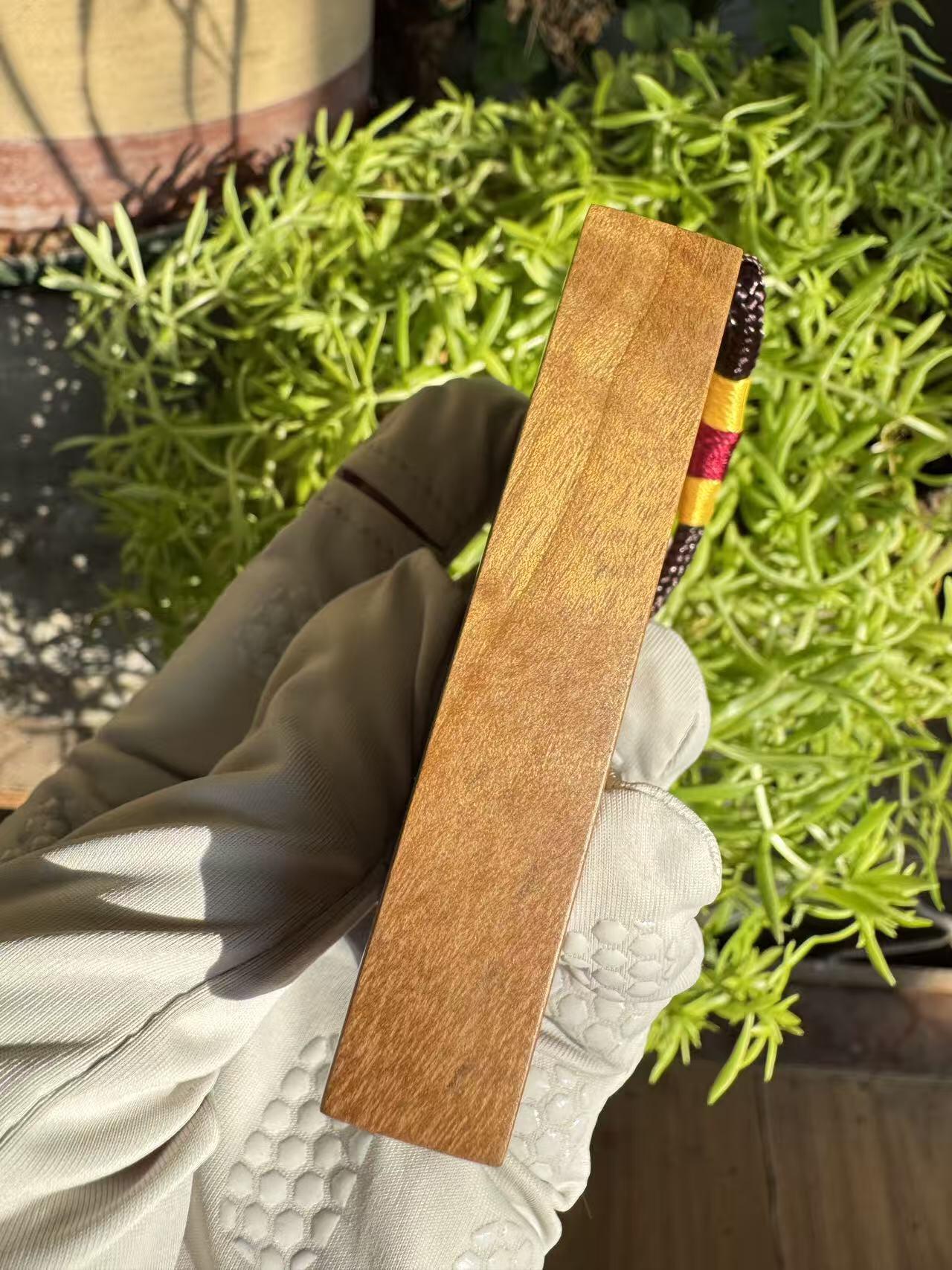 零元拍：H002 金丝楠牌子，香喷喷的小金砖，金光闪闪，71/47/13CM CM，牌子有一道碳化裂，不是贯穿裂，最后三张图片已展示，介意勿拍。