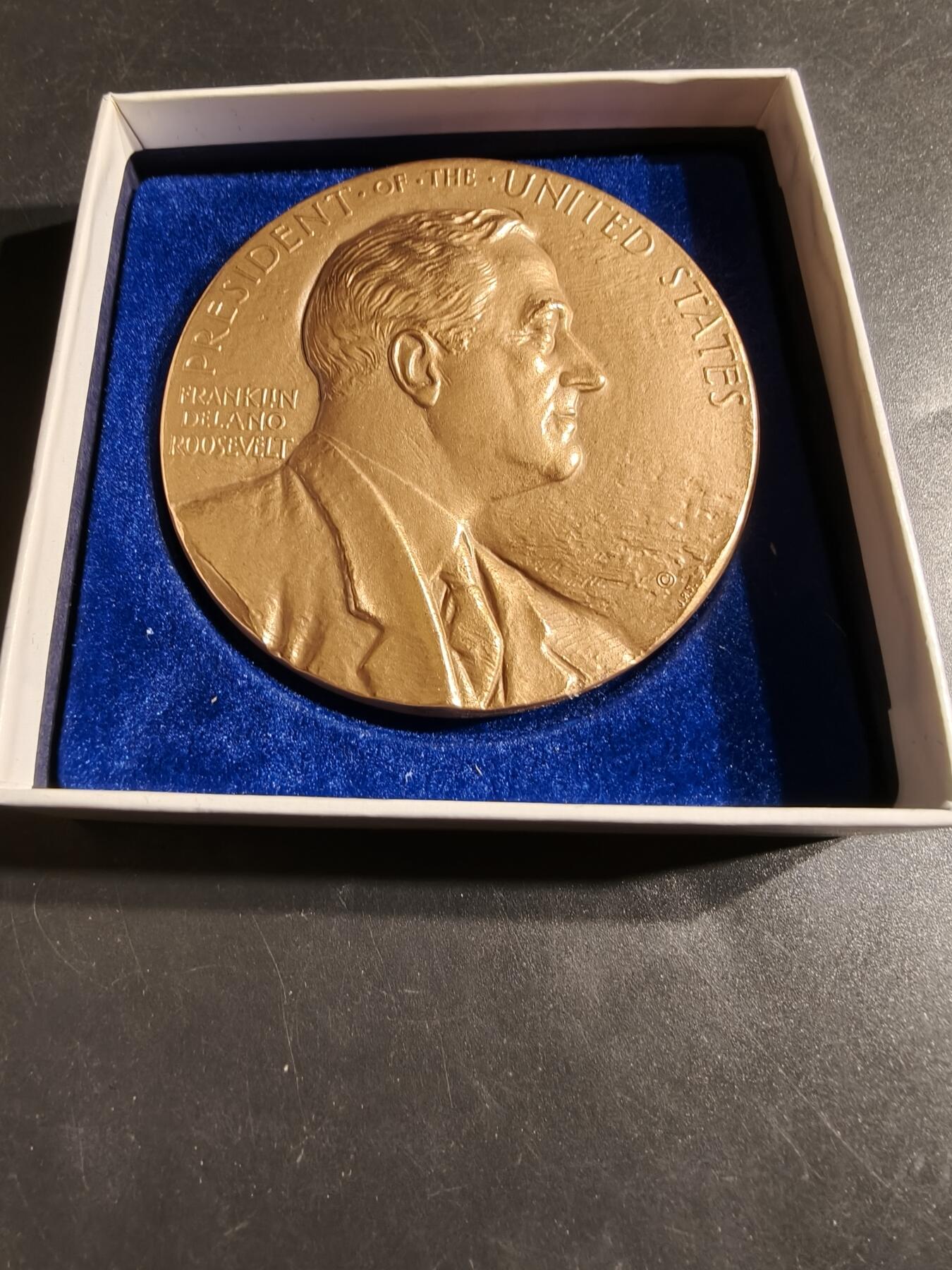 老王徽章第164期 美国铸币局富兰克林•罗斯福总统大铜章      原盒带     直径76mm.    重量226.9g.    