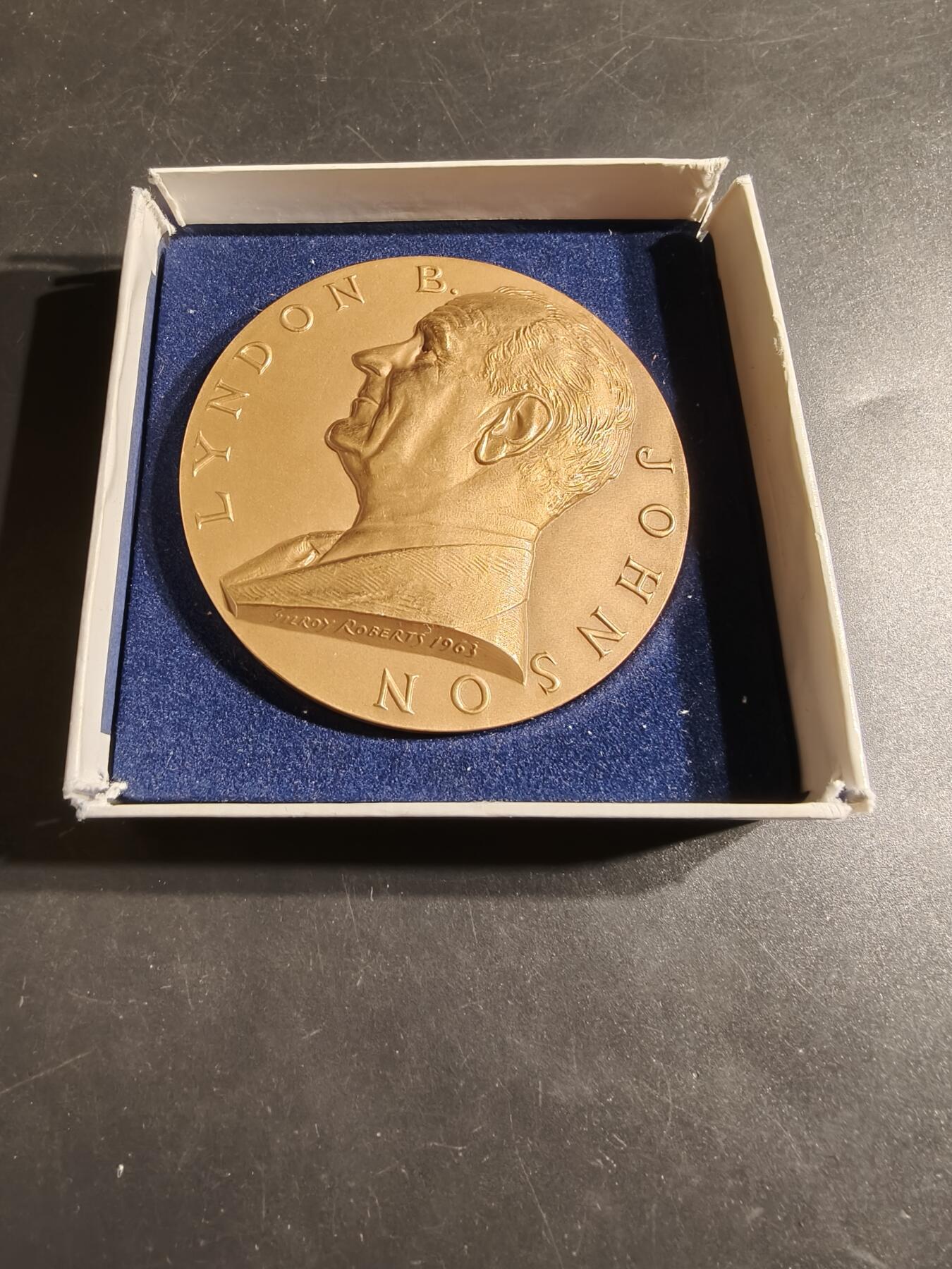 老王徽章第164期 美国铸币局林登•约翰逊总统大铜章      原盒     背部刻有总统引言：“我们将以一个团结的目标为所有国家人民服务”      直径76mm.     重量227.2g