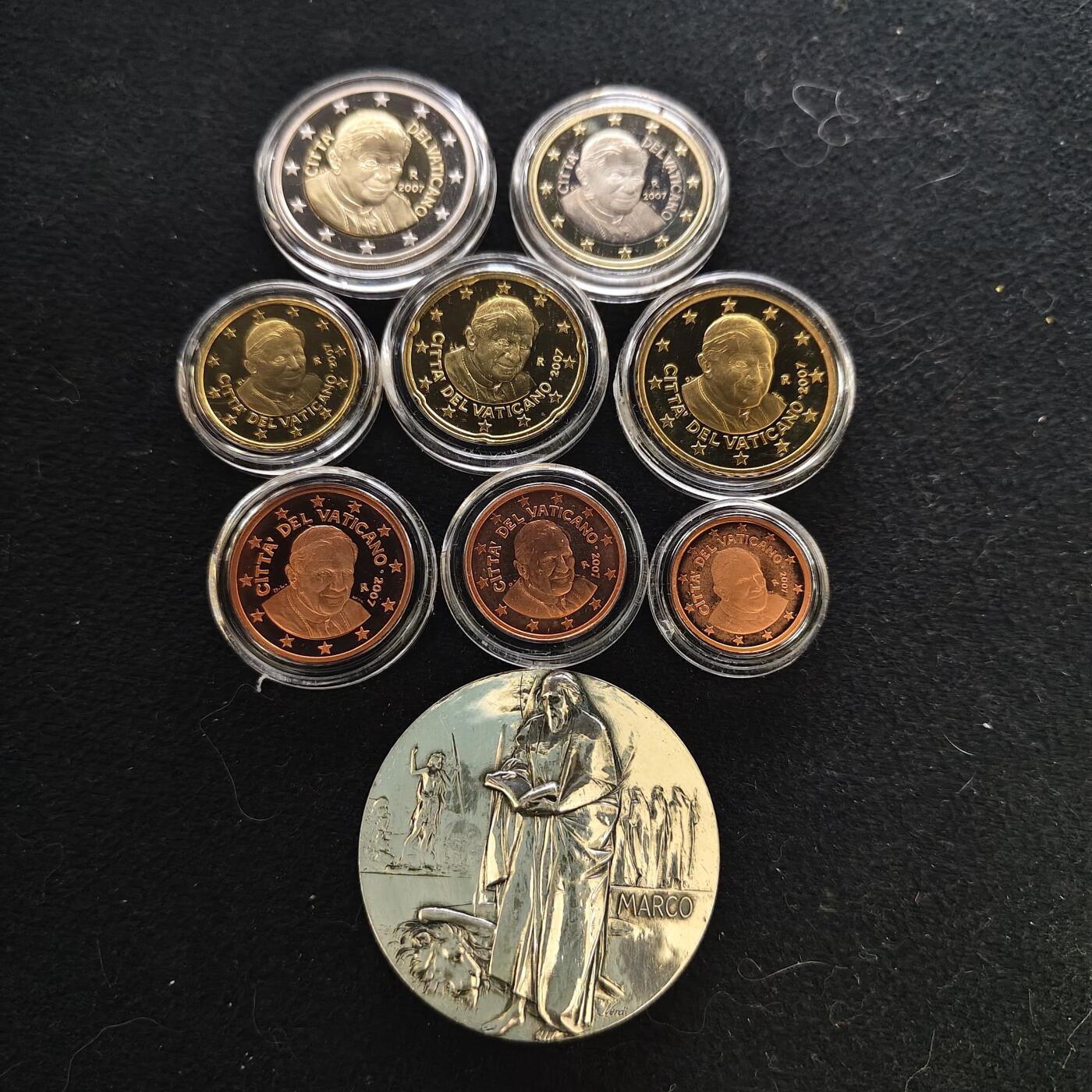 【全场包邮】纯粹捡漏拍479场（免费代拍第16场） 梵蒂冈2007年官方精制套币-盒证全-含45克圣马可磨砂仿古超大纪念银章