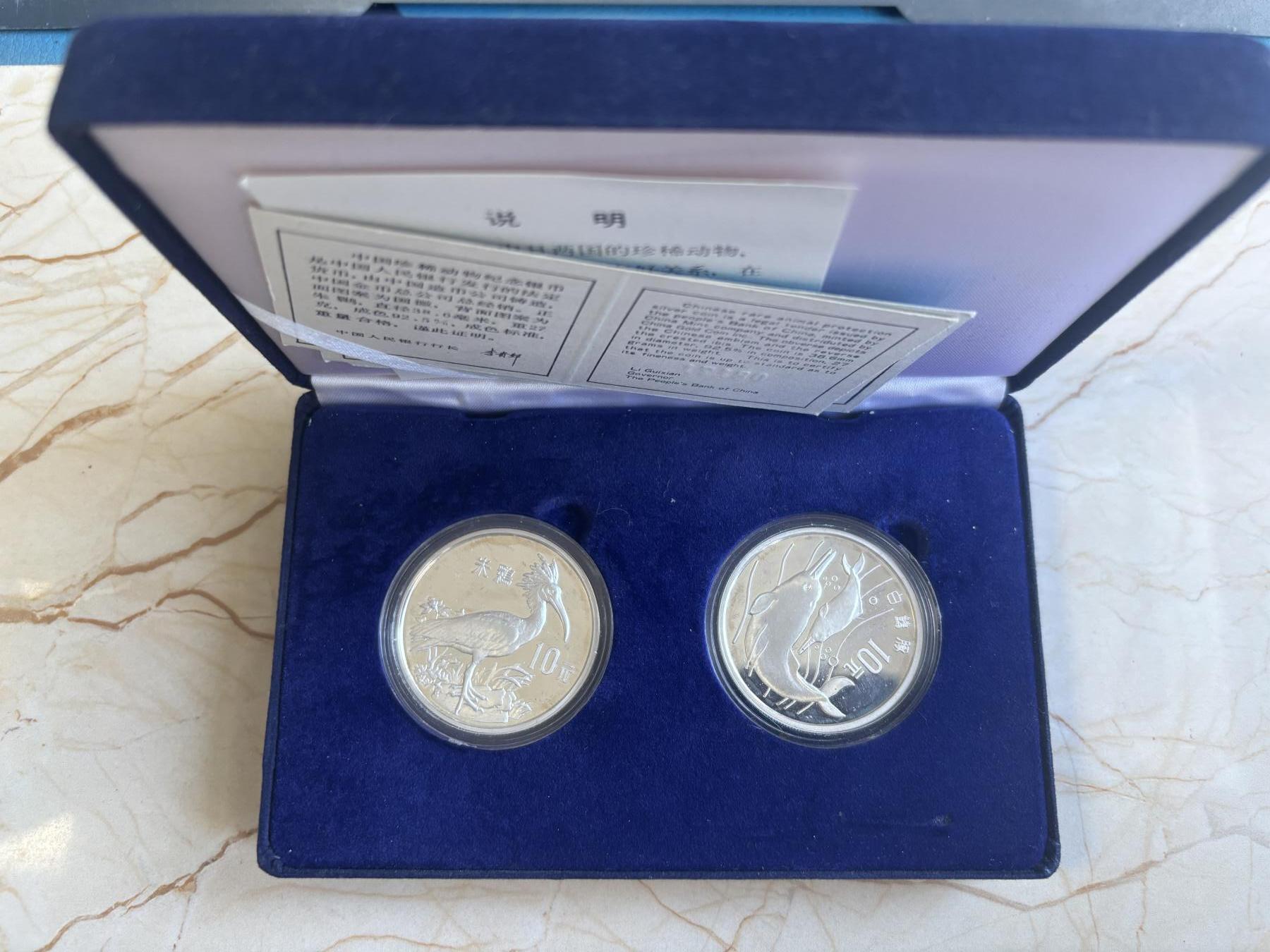 第182期拍卖 1988年中国10元X2精制银币套 中国珍惜动物-朱鹮和白鳍豚 27克925银X2 发行量：5万套 盒证全,有氧化