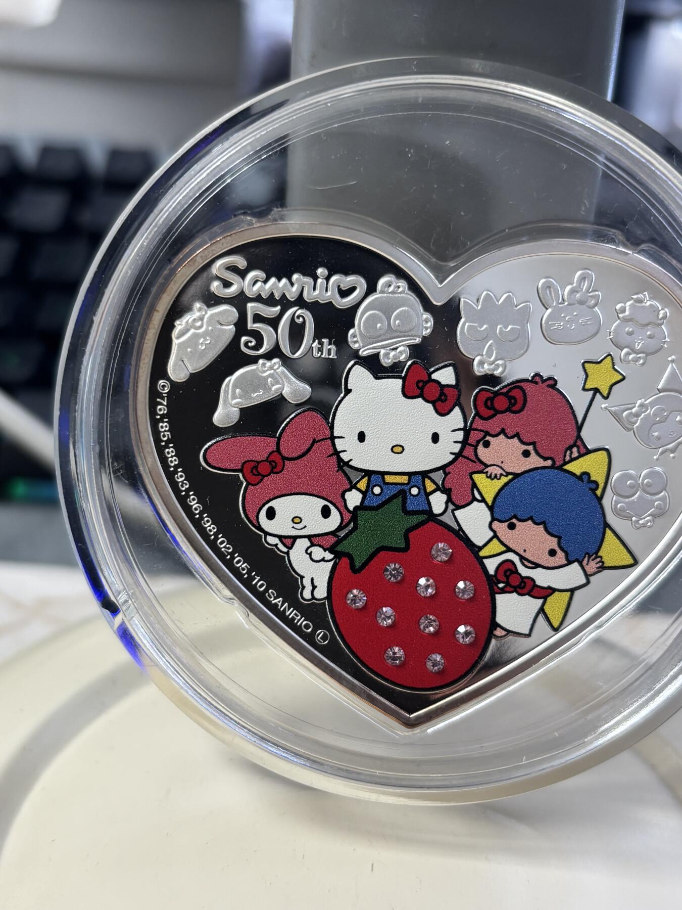 第182期拍卖 纽埃2010年Hello Kitty镶嵌水晶100克彩色纪念银币，999银，100克，发行量1500枚，有氧化