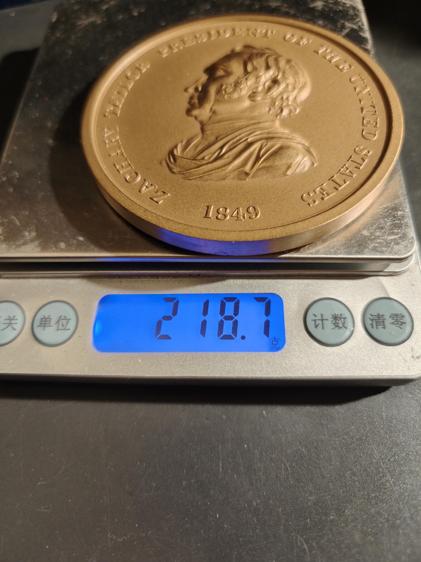 老王徽章第164期  美国铸币局扎卡里·泰勒总统（1849-1850）大铜章      原盒      直径76mm.     重量218.7g.      扎卡里·泰勒是美国第12 任总统，任期从1849 年3 月开始，直到1850 年7 月去世。  在担任总统之前，他是一名职业军官，在美国陆军中晋升为少将，并在美墨战争中取得胜利，成为民族英雄。  