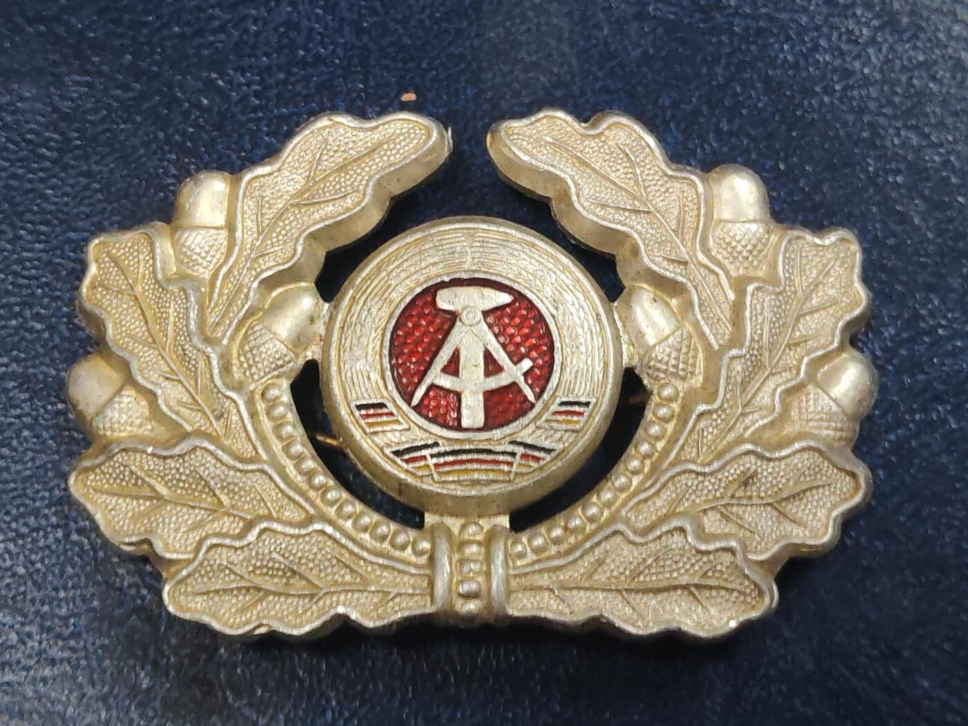 荷兰第129期勋赏拍卖 民主德国军官帽徽