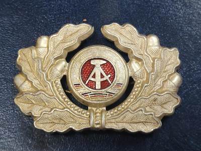 荷兰第129期勋赏拍卖 - 民主德国军官帽徽