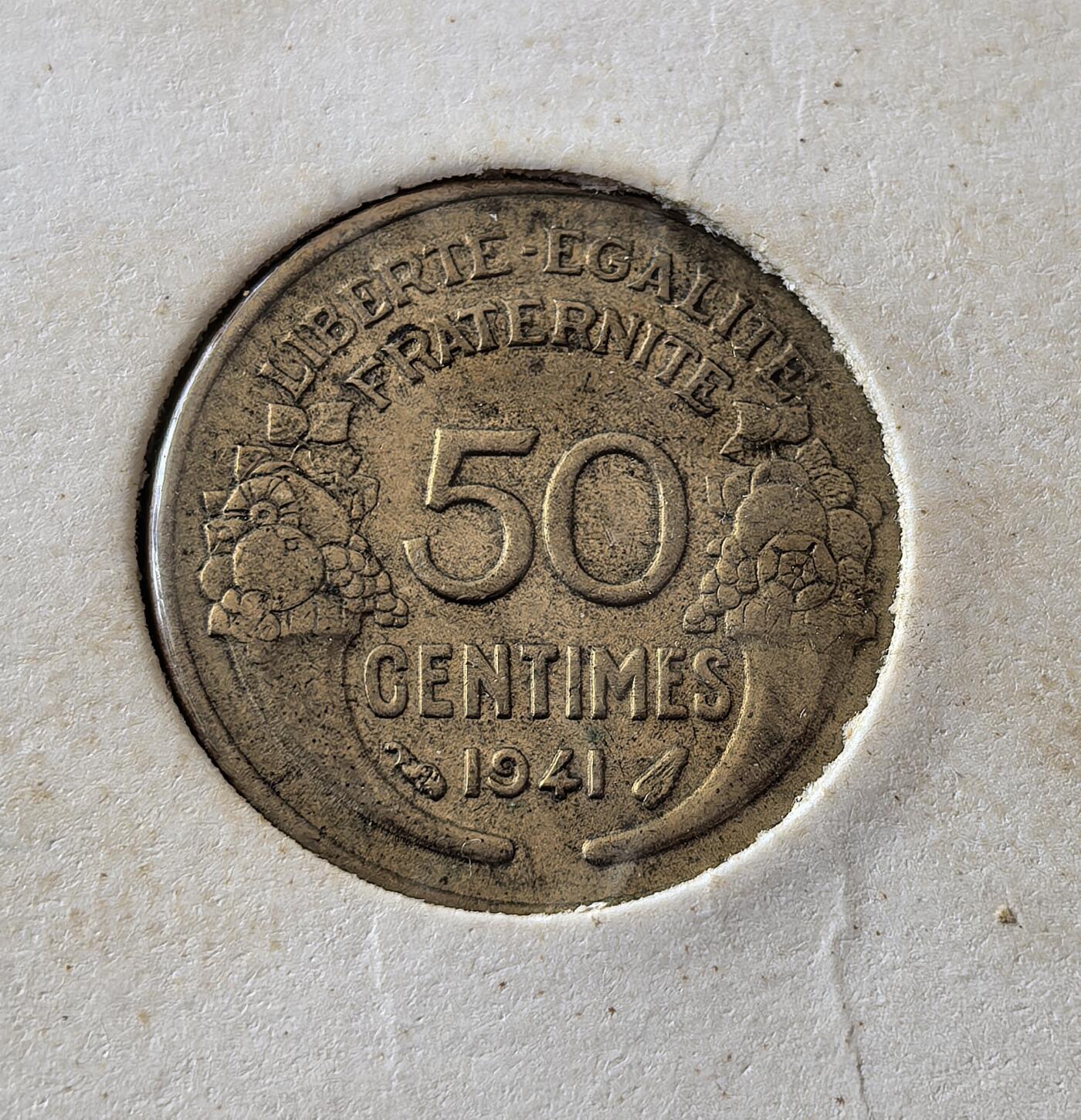 外国优质老铜币银币，周六九点倒数截拍，满百包邮，可寄存半年，喜欢朋友微信扫描二维码可直接参拍 欧洲老藏家纸夹-法国1941年丰锐角版50分铜币